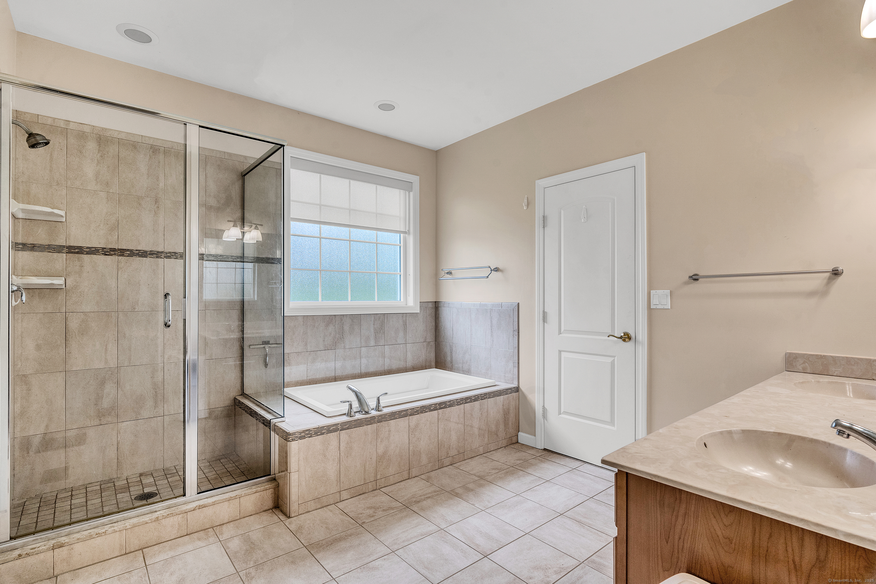 Bloomfield, Connecticut 06002, United States, 4 Bedrooms Bedrooms, ,3 BathroomsBathrooms,Residential,Pending,141685