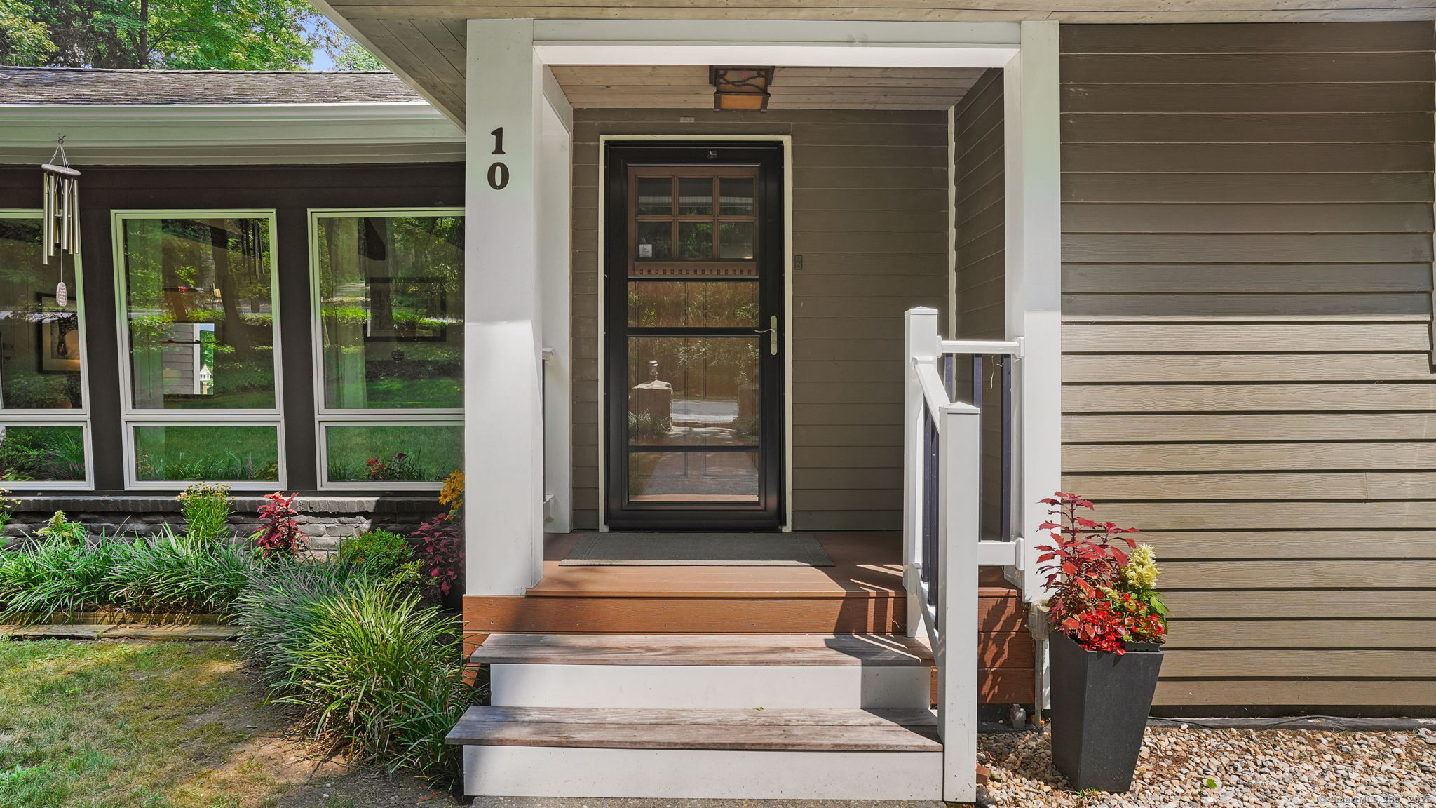 10 Comstock Hill Avenue