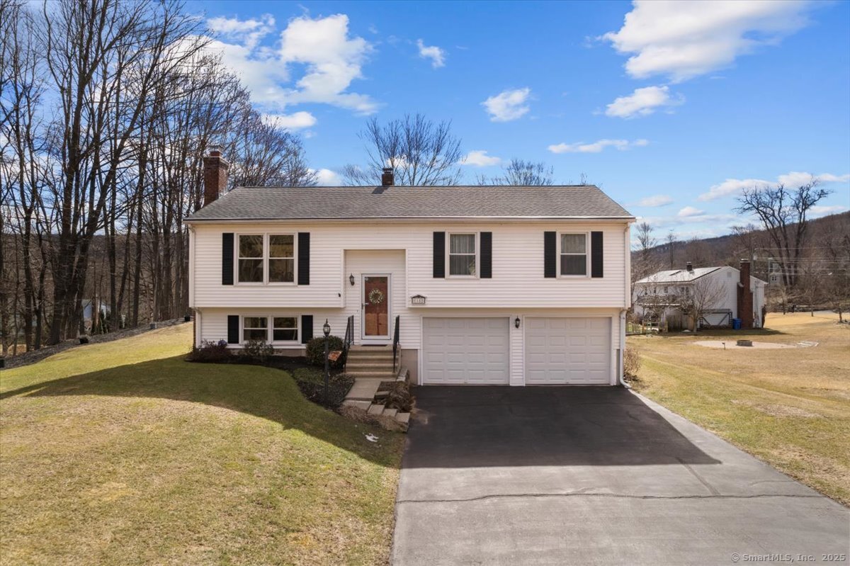 Property for Sale at W Woods Road, Hamden, Connecticut - Bedrooms: 3 
Bathrooms: 3 
Rooms: 7  - $384,900