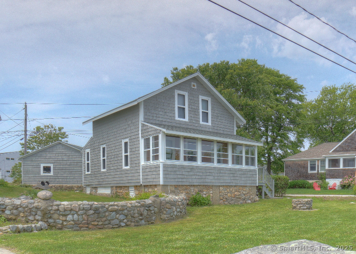 Noyes Avenue, Stonington, Connecticut - 3 Bedrooms  
1 Bathrooms  
6 Rooms - 