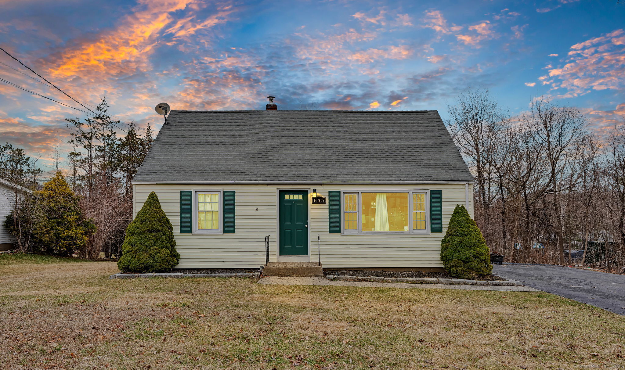 Farmington Avenue, New Britain, Connecticut - 4 Bedrooms  
2 Bathrooms  
6 Rooms - 
