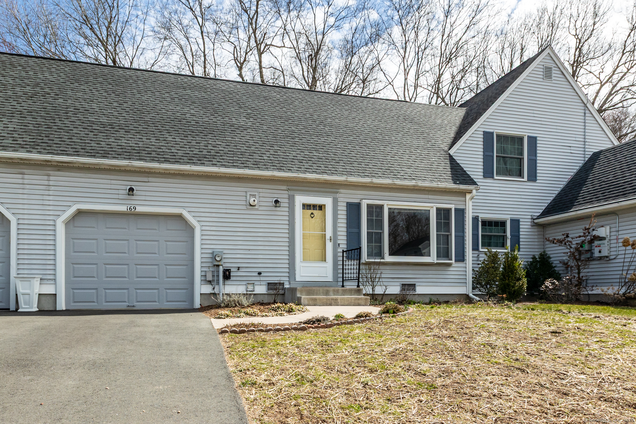 Deer Run Trail, Manchester, Connecticut - 2 Bedrooms  
2 Bathrooms  
4 Rooms - 