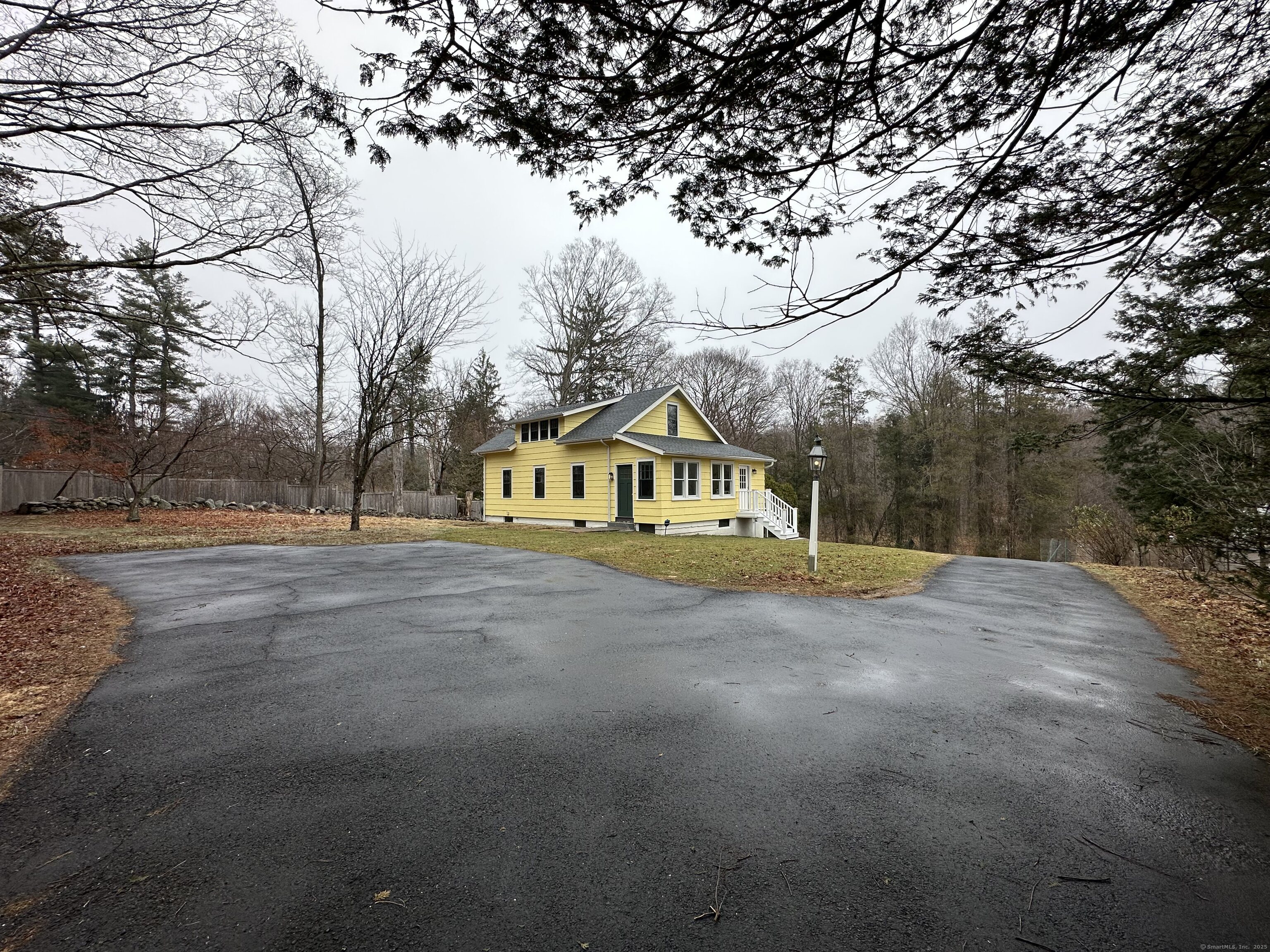 Silvermine Avenue, Norwalk, Connecticut - 3 Bedrooms  
2 Bathrooms  
6 Rooms - 