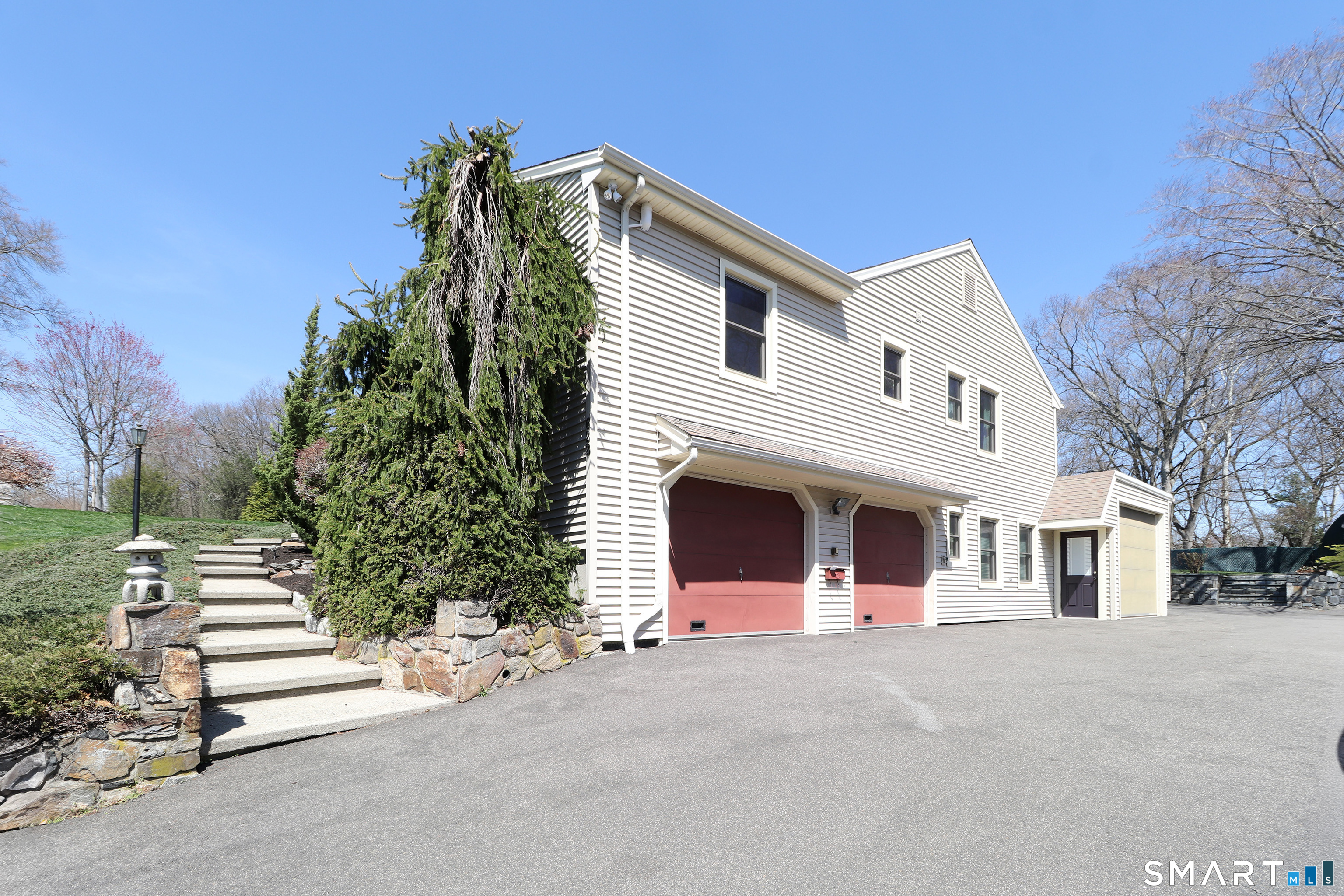 622,644 Melville Avenue