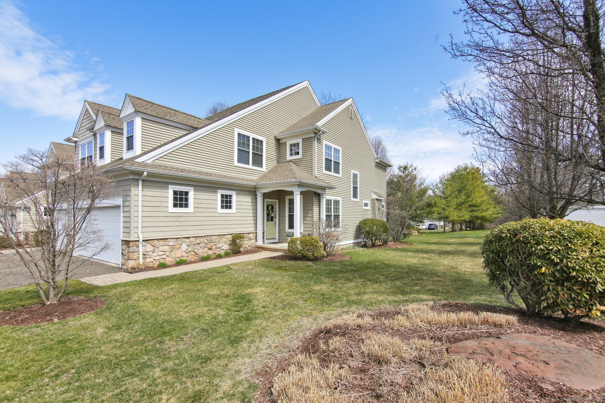 Bradford Walk 114, Farmington, Connecticut - 2 Bedrooms  
3 Bathrooms  
7 Rooms - 