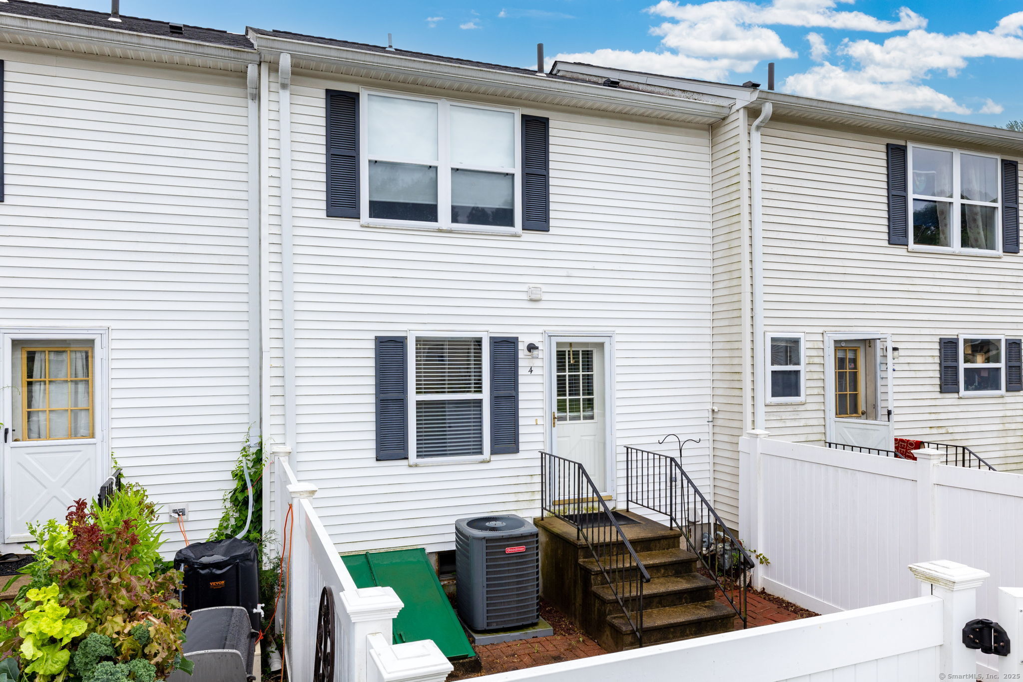 Glastonbury, Connecticut 06033, United States, 2 Bedrooms Bedrooms, ,2 BathroomsBathrooms,Residential,Active,170601