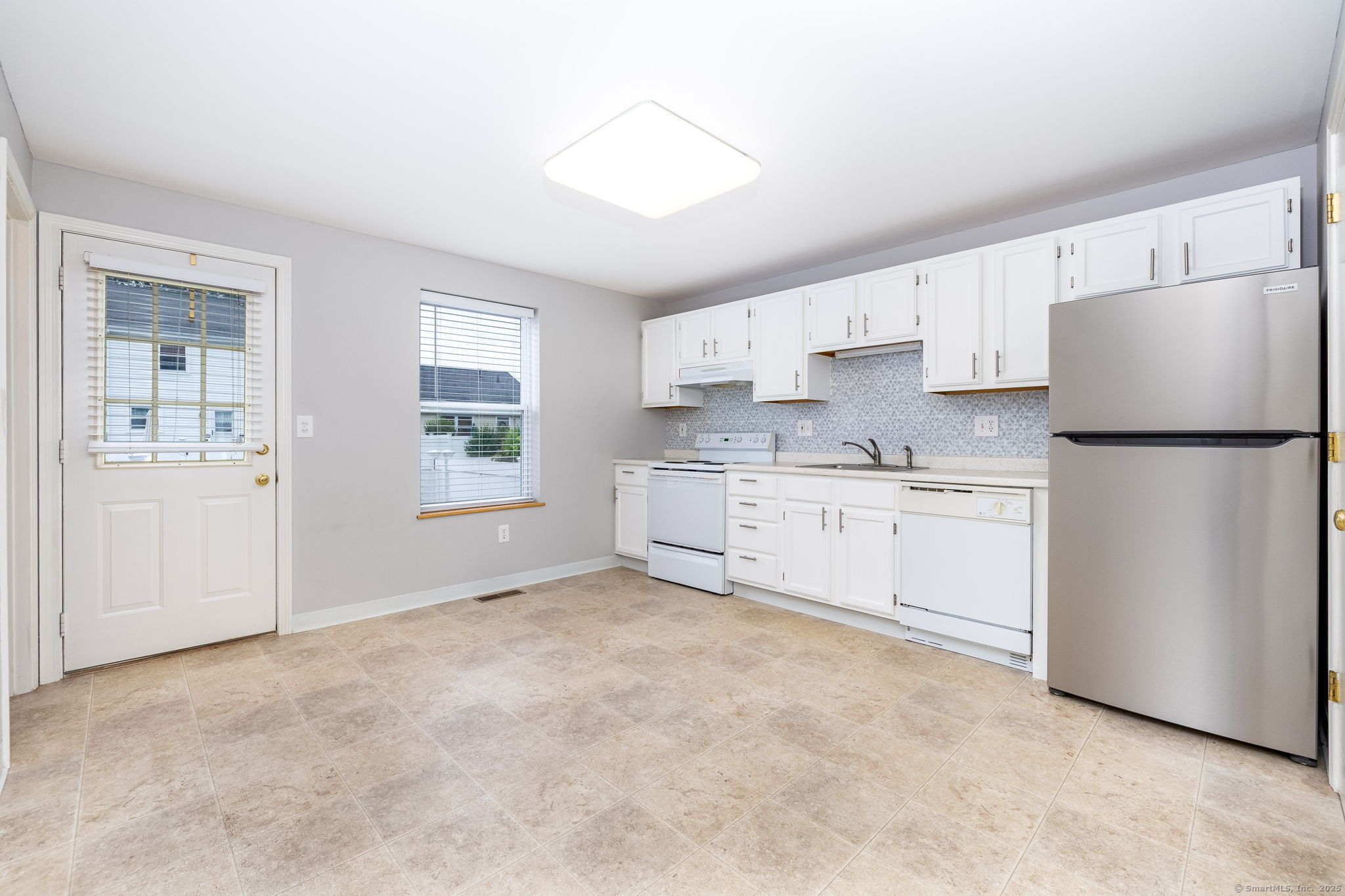 Glastonbury, Connecticut 06033, United States, 2 Bedrooms Bedrooms, ,2 BathroomsBathrooms,Residential,Active,170601