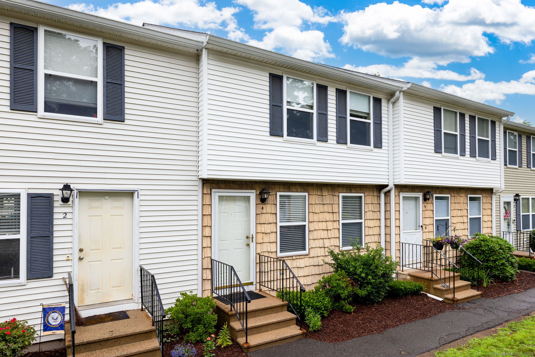 Glastonbury, Connecticut 06033, United States, 2 Bedrooms Bedrooms, ,2 BathroomsBathrooms,Residential,Active,170601