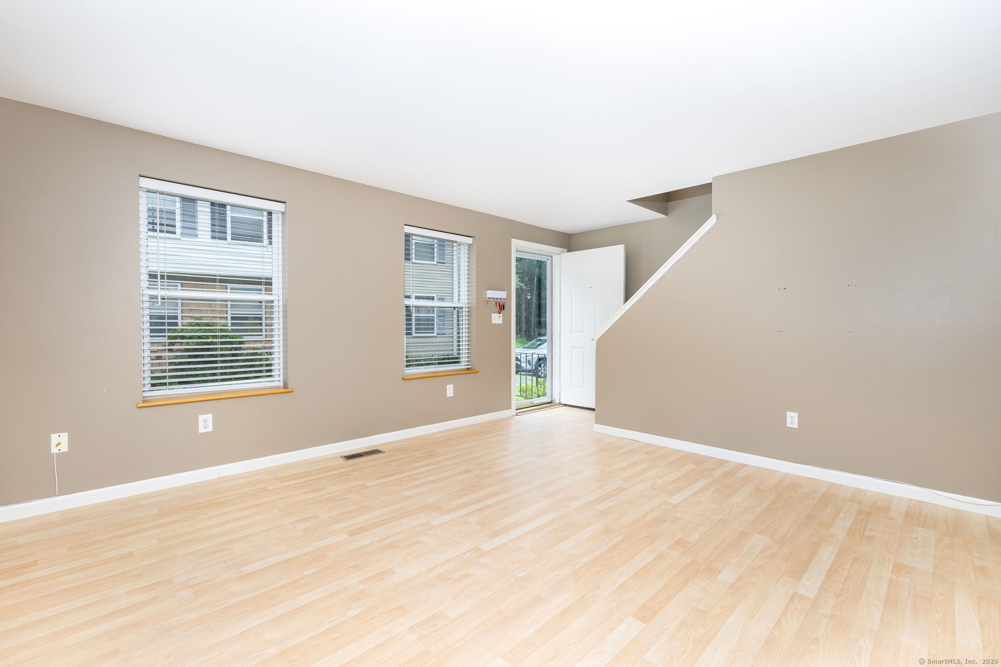 Glastonbury, Connecticut 06033, United States, 2 Bedrooms Bedrooms, ,2 BathroomsBathrooms,Residential,Active,170601