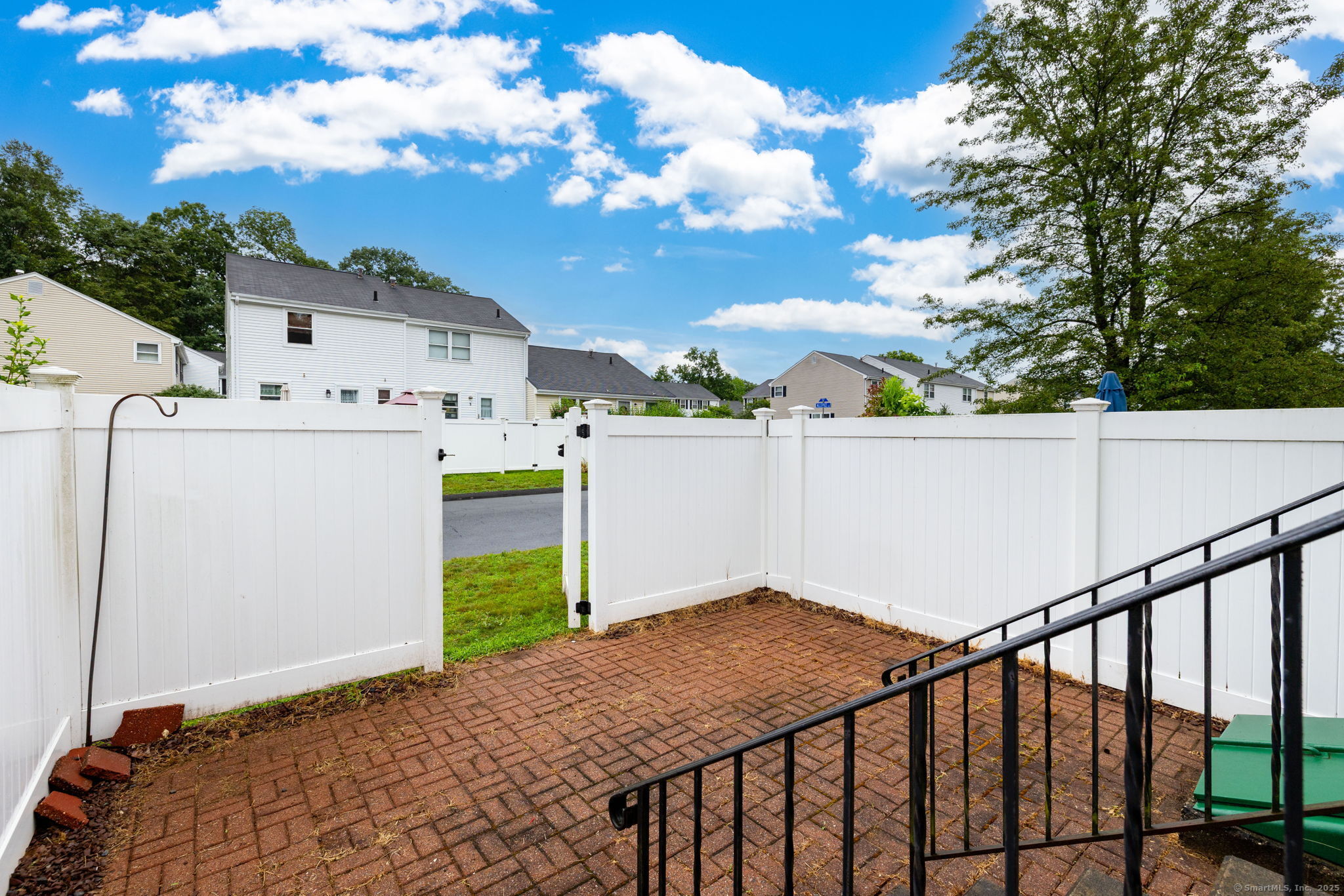 Glastonbury, Connecticut 06033, United States, 2 Bedrooms Bedrooms, ,2 BathroomsBathrooms,Residential,Active,170601