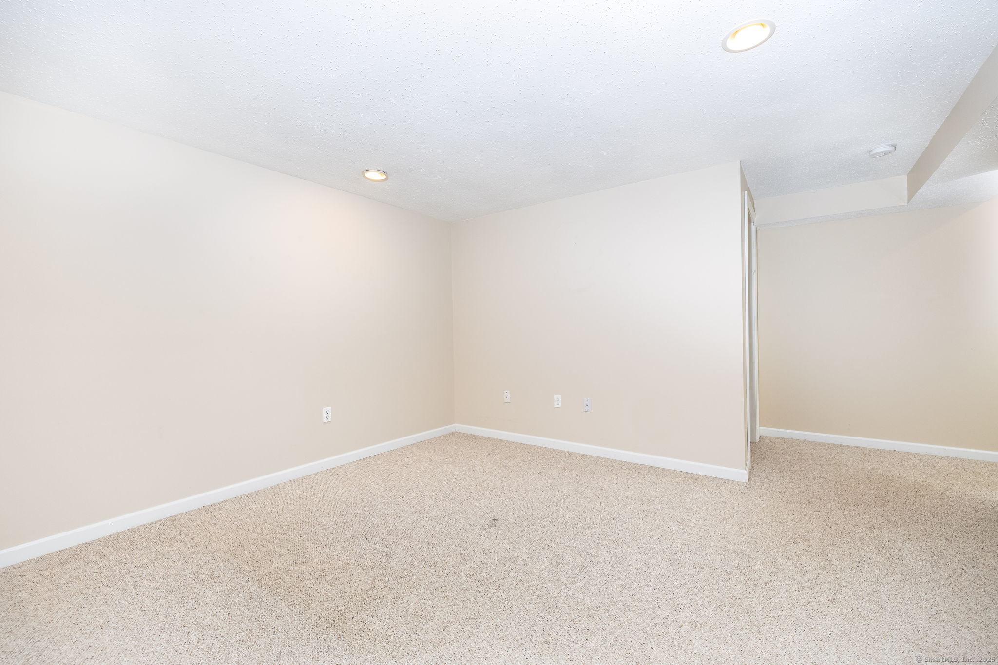 Glastonbury, Connecticut 06033, United States, 2 Bedrooms Bedrooms, ,2 BathroomsBathrooms,Residential,Active,170601