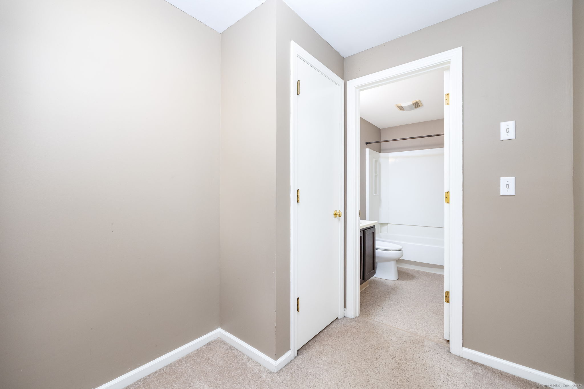 Glastonbury, Connecticut 06033, United States, 2 Bedrooms Bedrooms, ,2 BathroomsBathrooms,Residential,Active,170601