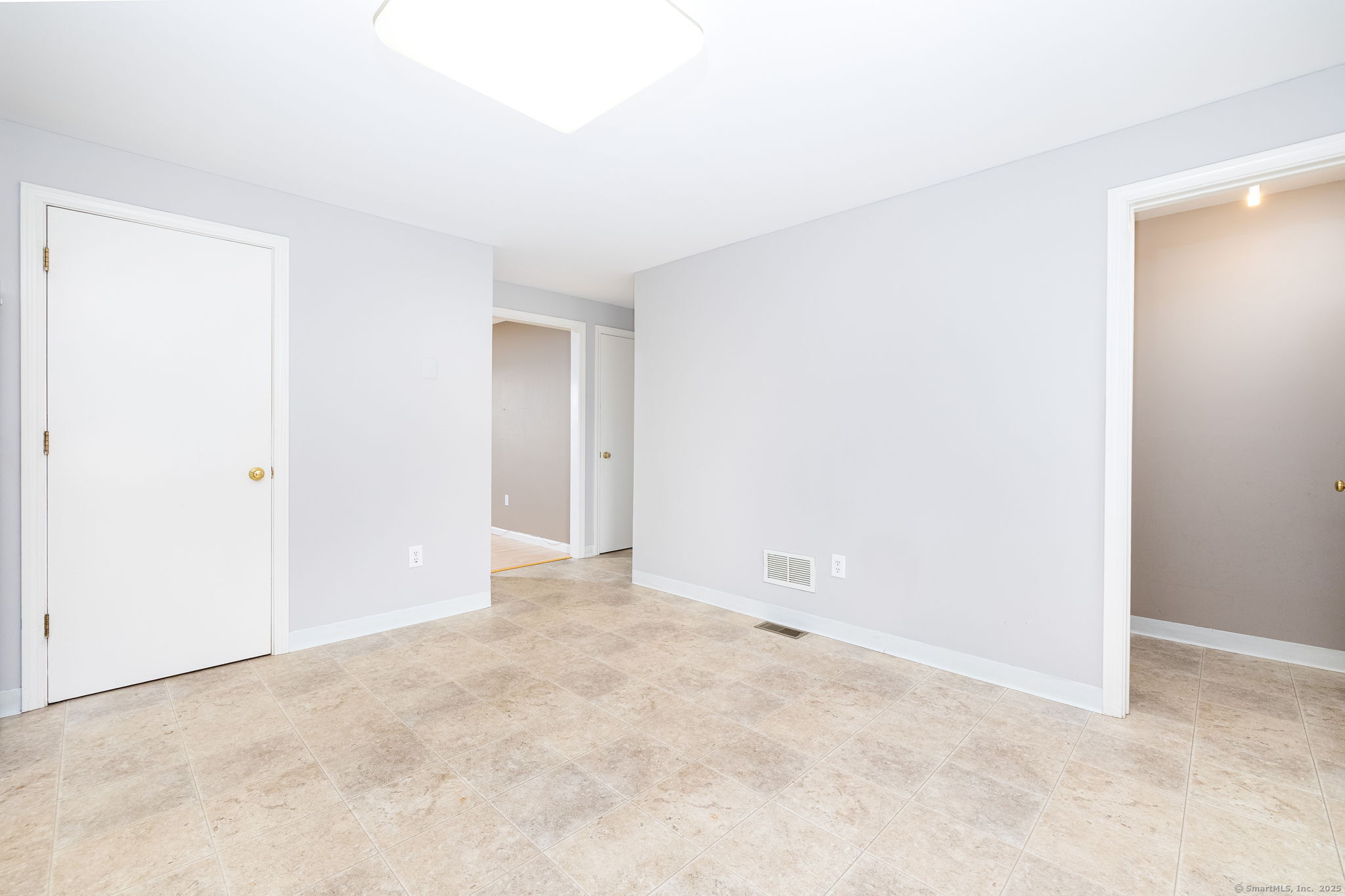 Glastonbury, Connecticut 06033, United States, 2 Bedrooms Bedrooms, ,2 BathroomsBathrooms,Residential,Active,170601