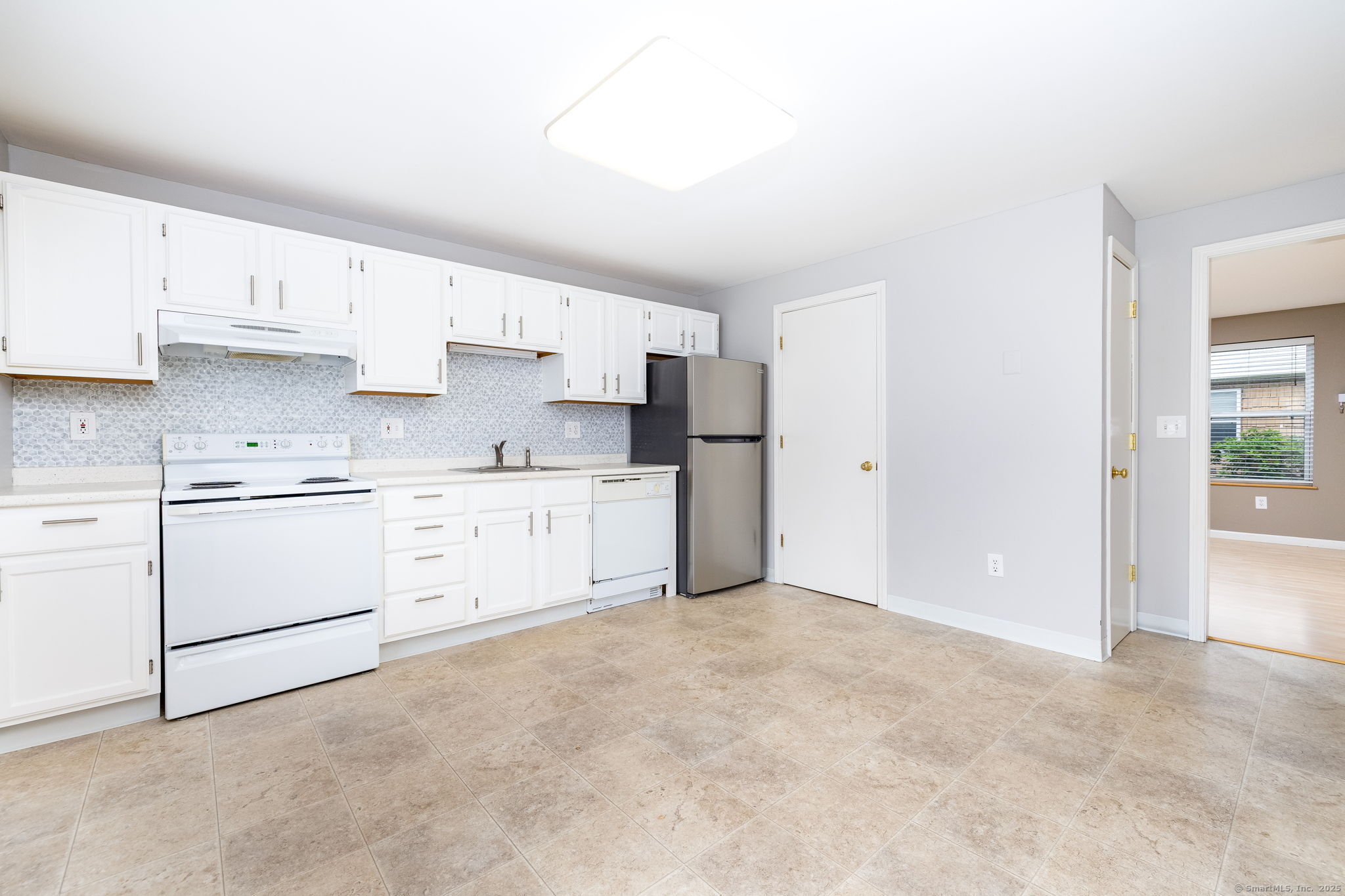 Glastonbury, Connecticut 06033, United States, 2 Bedrooms Bedrooms, ,2 BathroomsBathrooms,Residential,Active,170601