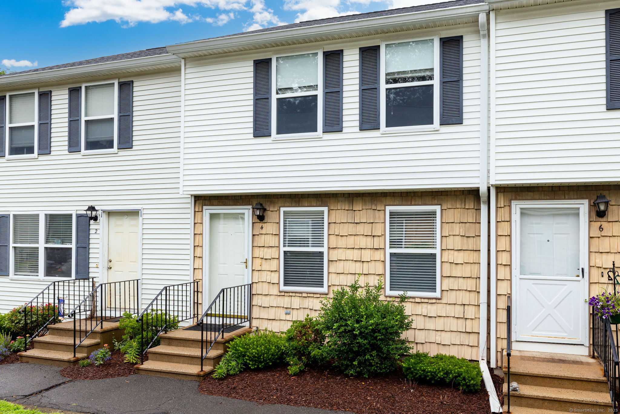 Glastonbury, Connecticut 06033, United States, 2 Bedrooms Bedrooms, ,2 BathroomsBathrooms,Residential,Active,170601