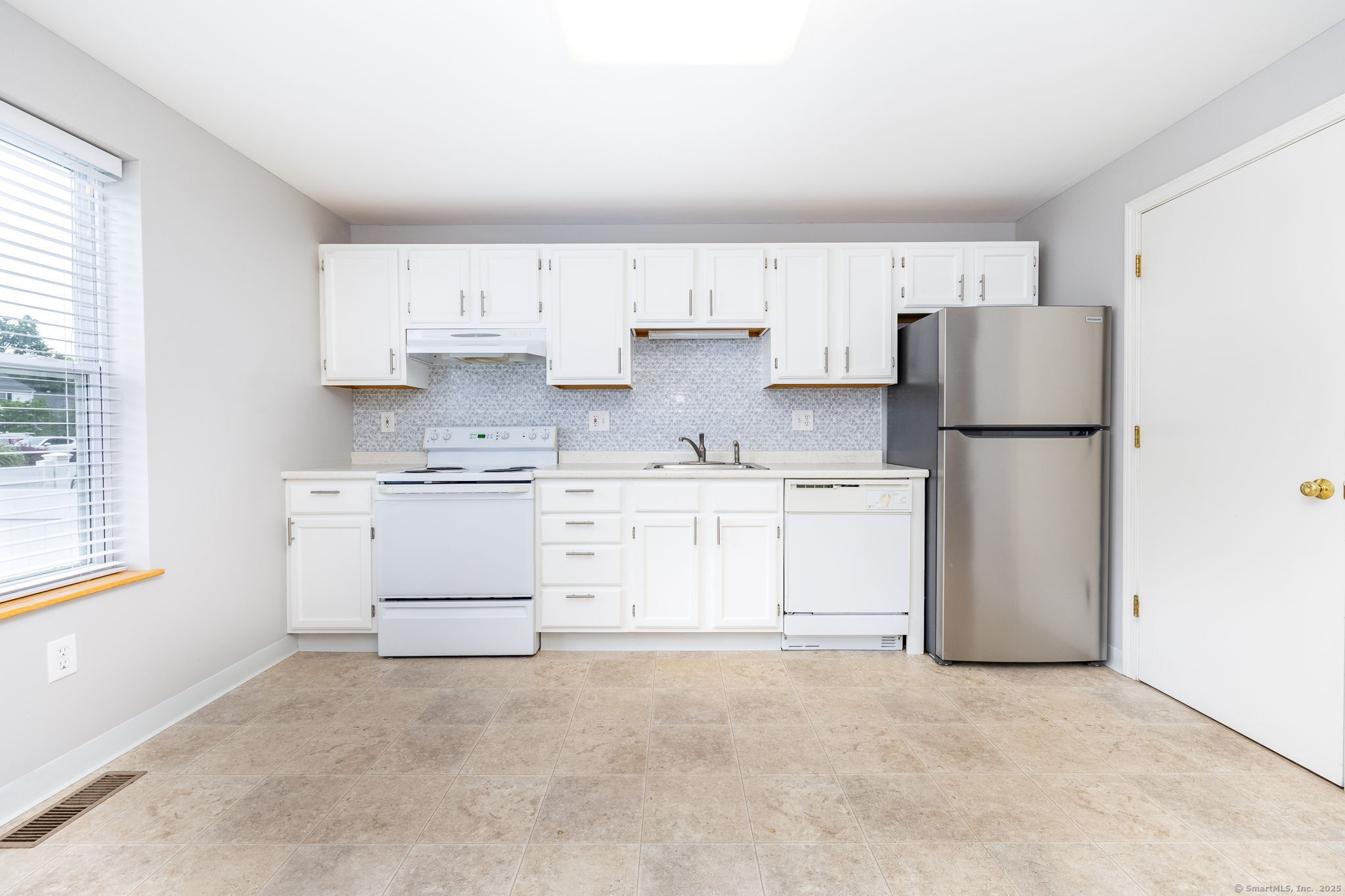 Glastonbury, Connecticut 06033, United States, 2 Bedrooms Bedrooms, ,2 BathroomsBathrooms,Residential,Active,170601