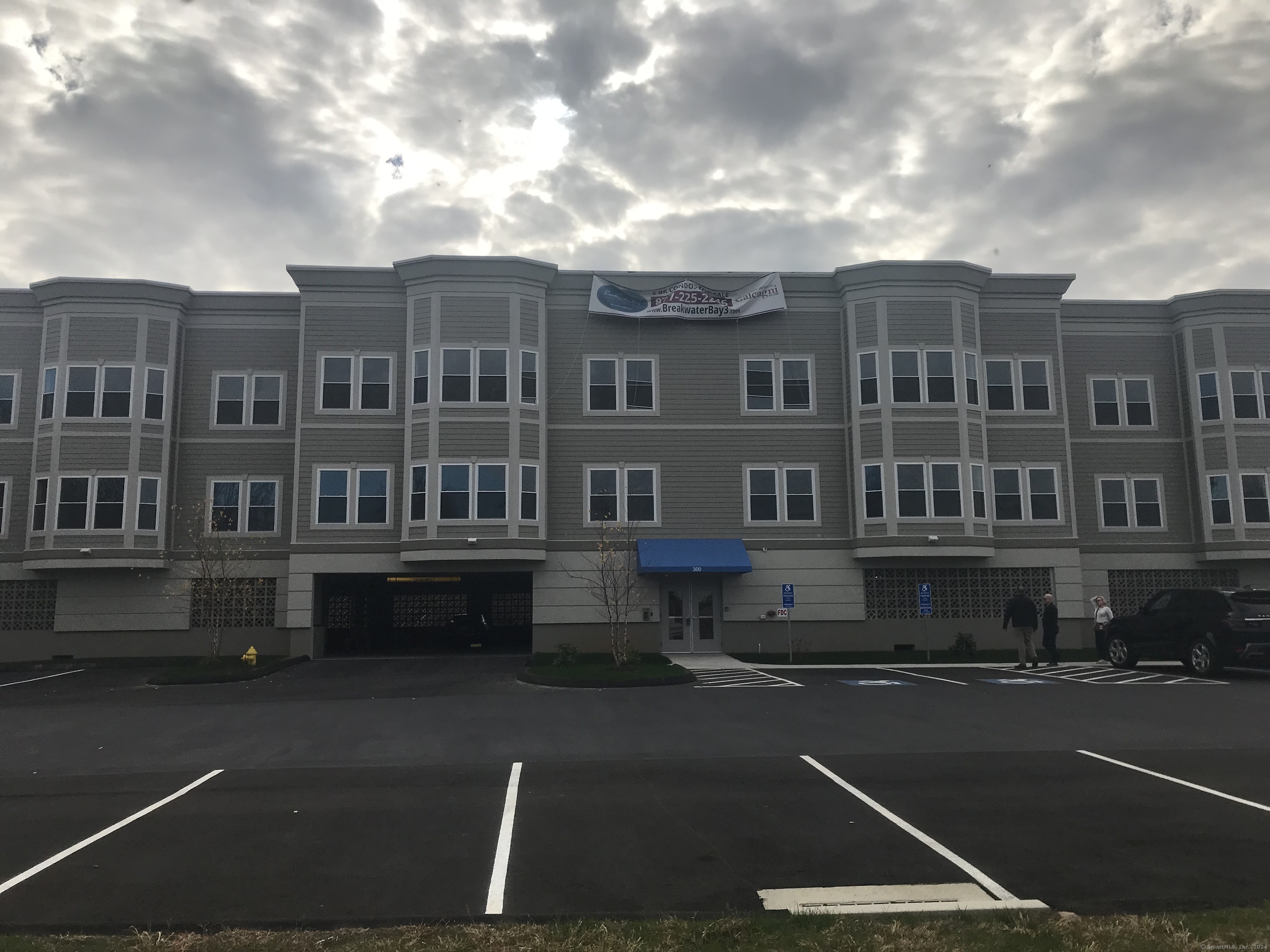 Rental Property at Harbour Close 24-P, New Haven, Connecticut - Bedrooms: 2 
Bathrooms: 2 
Rooms: 4  - $3,000 MO.