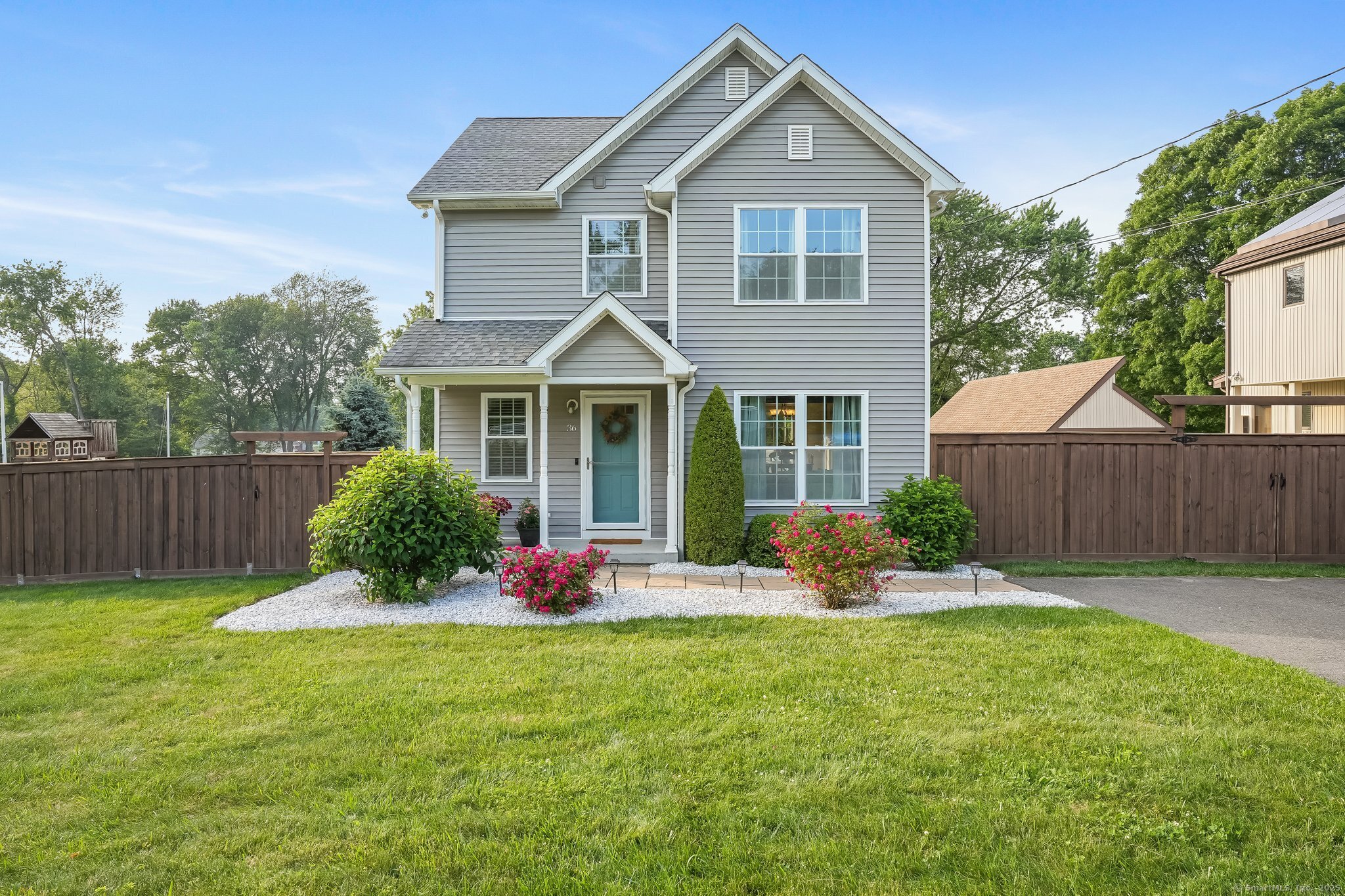 Ernest Avenue, Waterbury, Connecticut - 3 Bedrooms  
2 Bathrooms  
5 Rooms - 