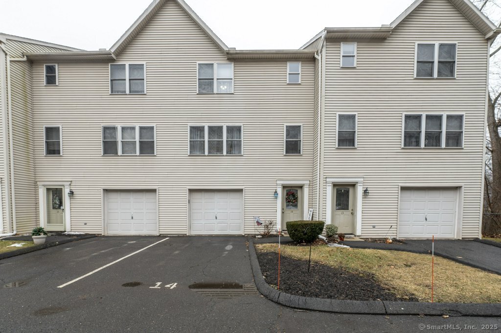 Cornerstone Court Apt 14, Southington, Connecticut - 3 Bedrooms  
2 Bathrooms  
6 Rooms - 