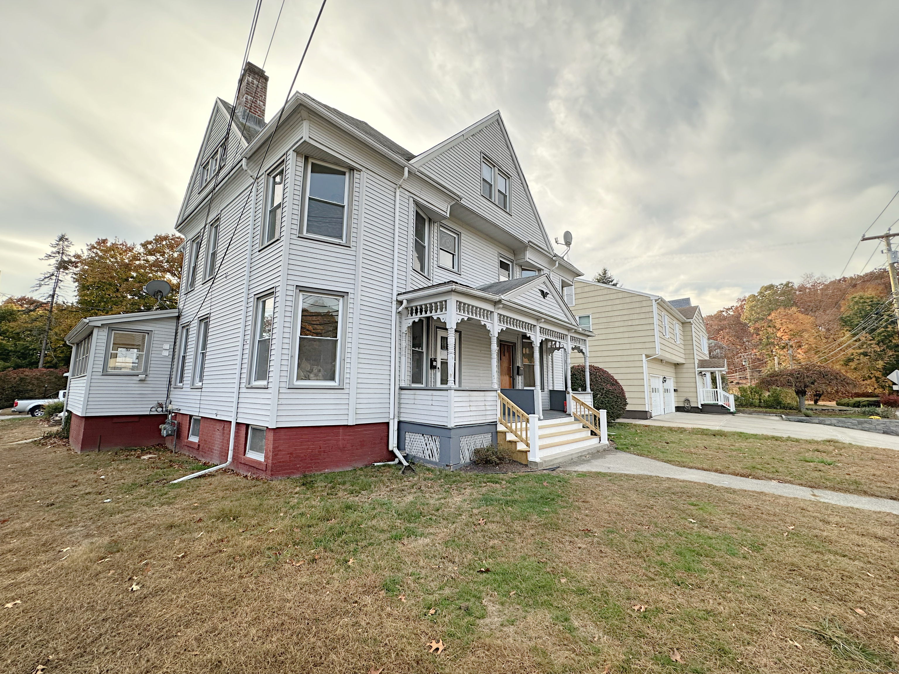 Hawthorne Avenue, Derby, Connecticut - 3 Bedrooms  
2 Bathrooms  
6 Rooms - 