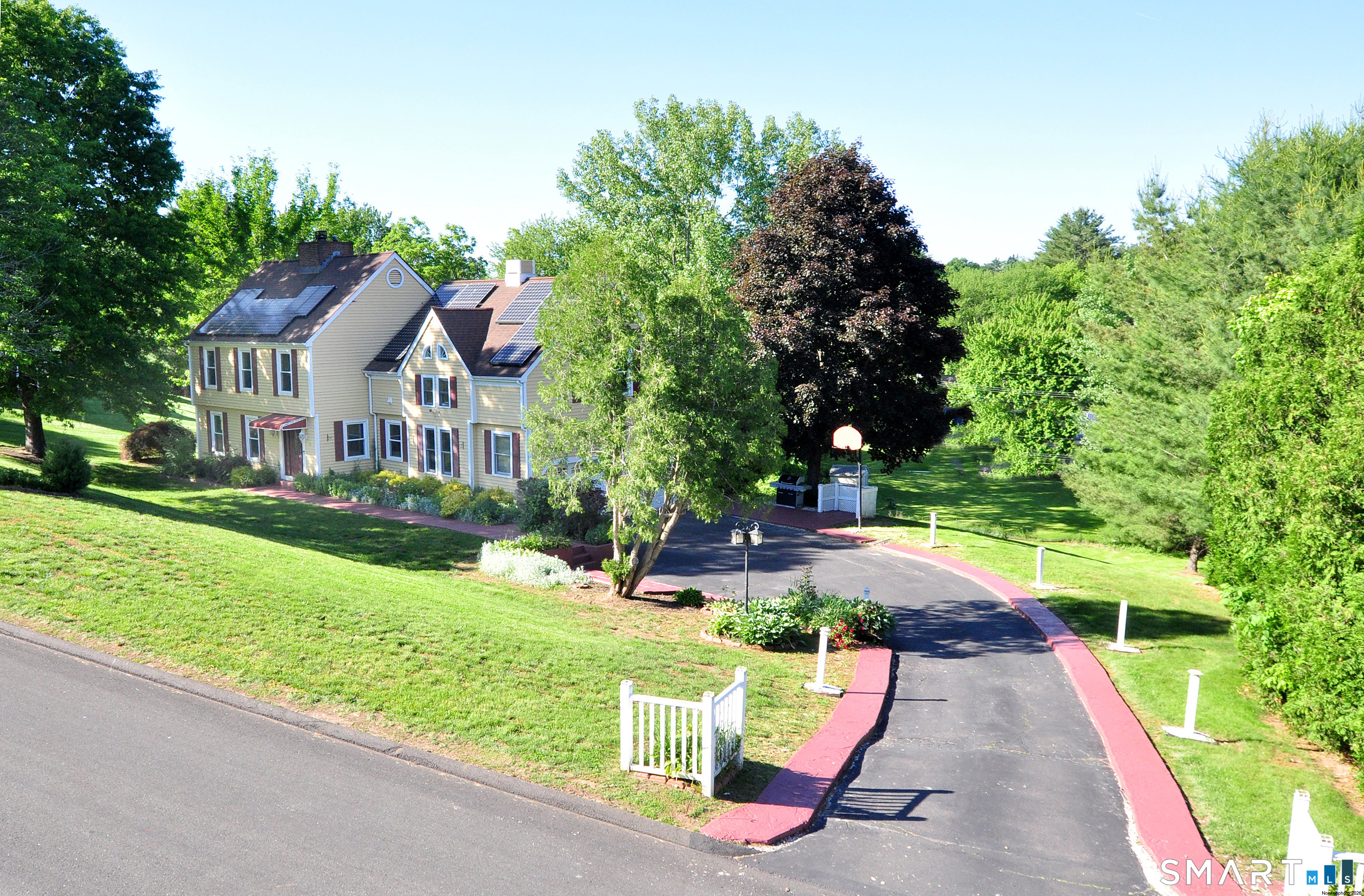 10 Breezy Knoll Drive