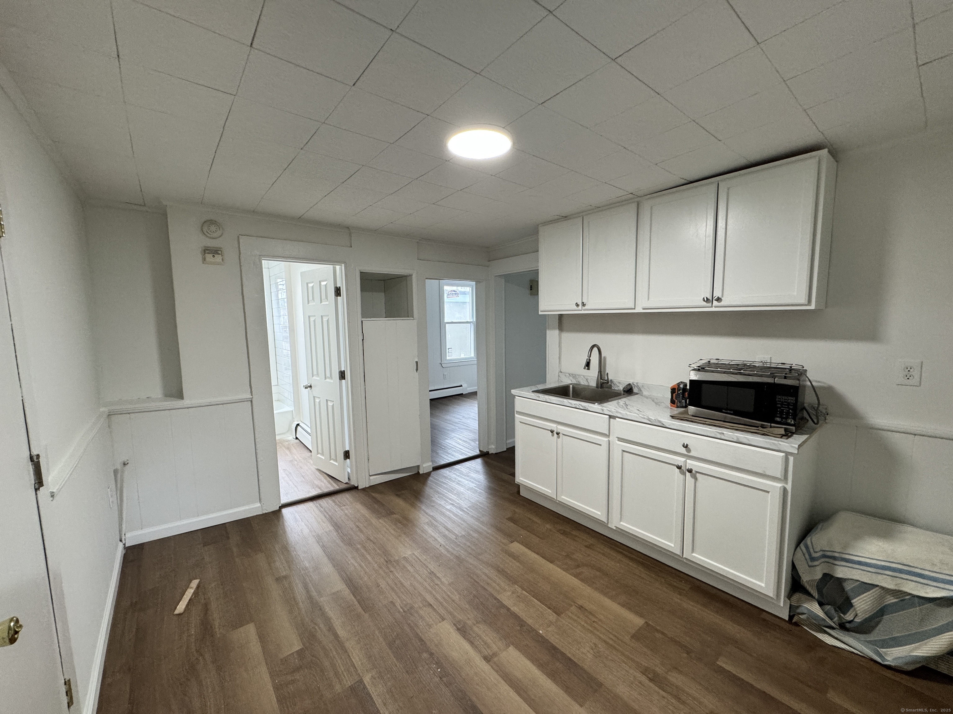 Springdale Avenue 1, Meriden, Connecticut - 1 Bedrooms  
1 Bathrooms  
4 Rooms - 