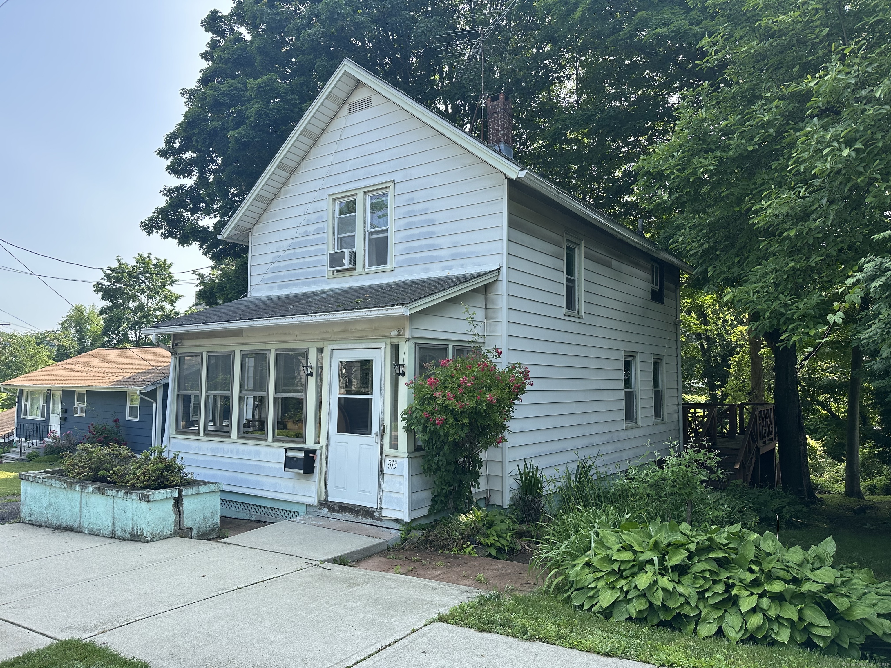 Russell Street, New Haven, Connecticut - 3 Bedrooms  
1 Bathrooms  
6 Rooms - 