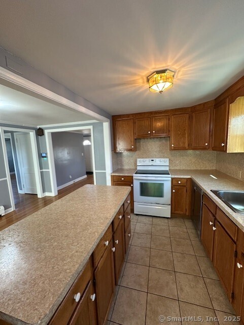 Newington, Connecticut 06111, United States, 4 Bedrooms Bedrooms, ,2 BathroomsBathrooms,Residential,Pending,79676