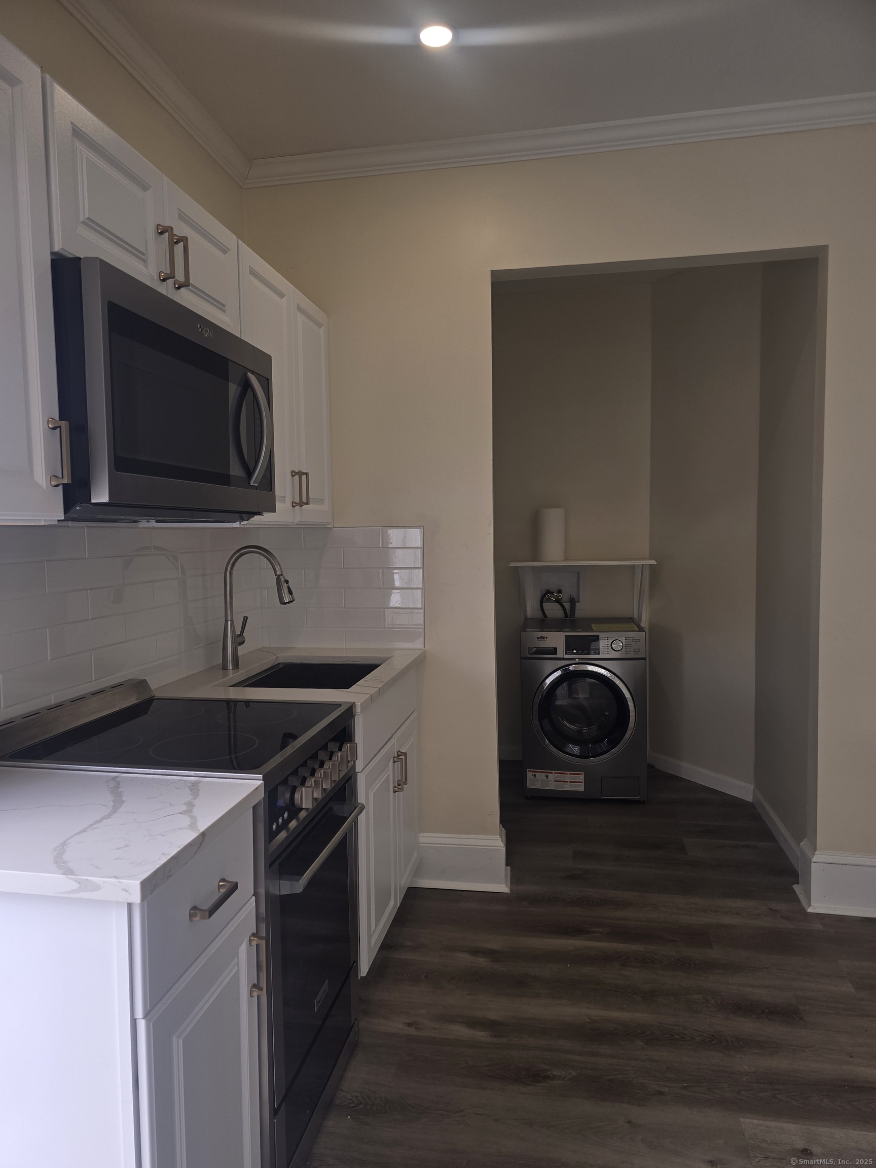 New Haven Avenue, Milford, Connecticut - 1 Bedrooms  
2 Bathrooms  
2 Rooms - 