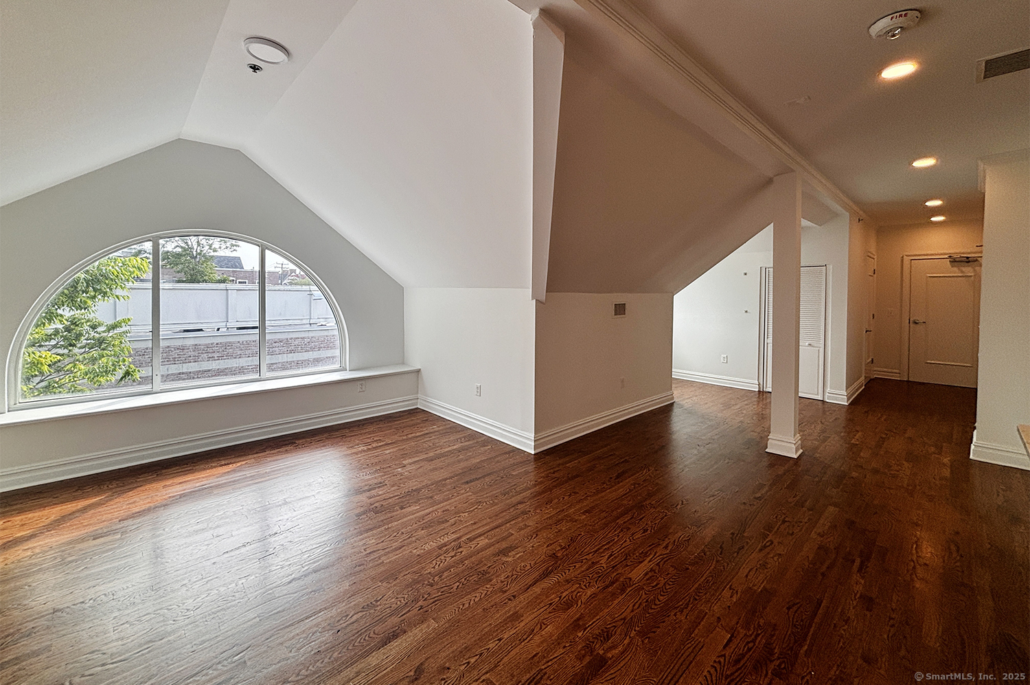 Post Road 2B, Fairfield, Connecticut - 2 Bedrooms  
3 Bathrooms  
5 Rooms - 