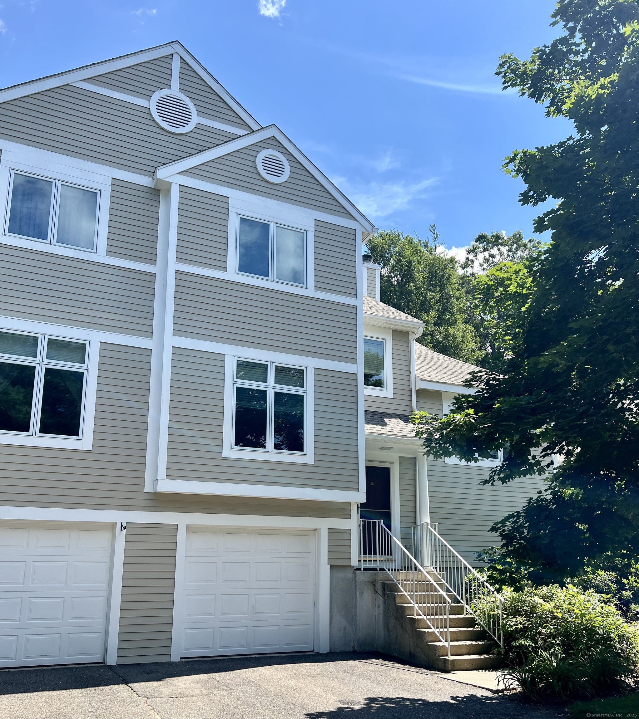Essex Court 11, Avon, Connecticut - 3 Bedrooms  
2 Bathrooms  
7 Rooms - 