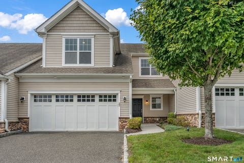 Condo For Sale - 23 Woods Lane #23<br/> Newtown, CT 06470