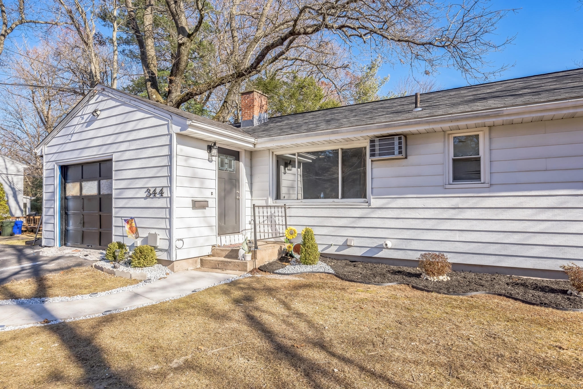 344 Oak Street, East Hartford, Connecticut - 3 Bedrooms  
1 Bathrooms  
5 Rooms - 