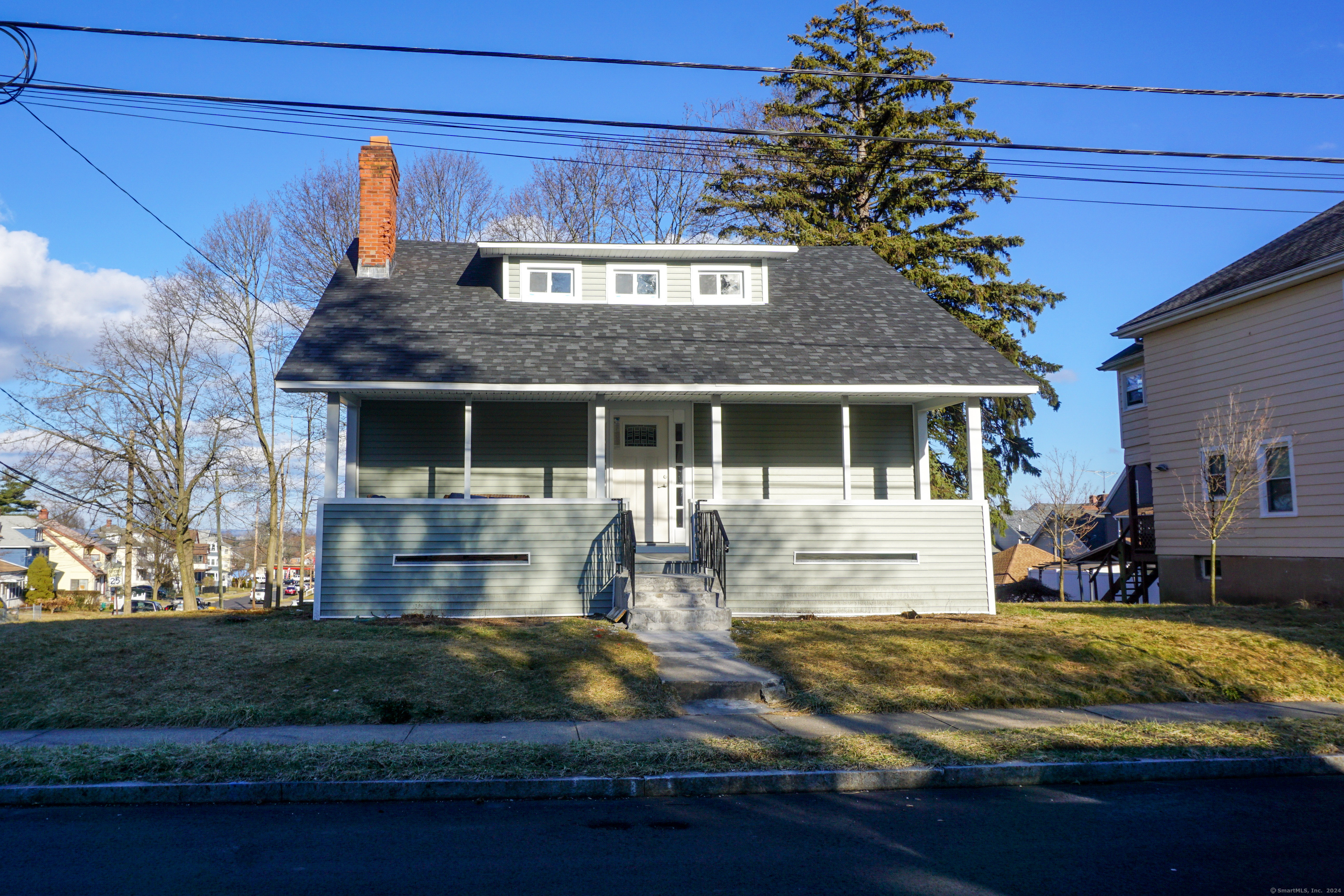 242 Newbury Street, Hartford, Connecticut - 3 Bedrooms  
2 Bathrooms  
6 Rooms - 