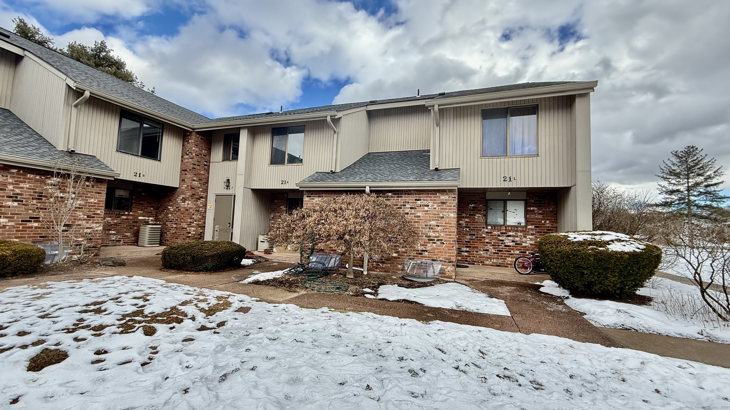 Rental Property at Amato Drive Apt I, South Windsor, Connecticut - Bedrooms: 2 
Bathrooms: 1 
Rooms: 4  - $1,950 MO.