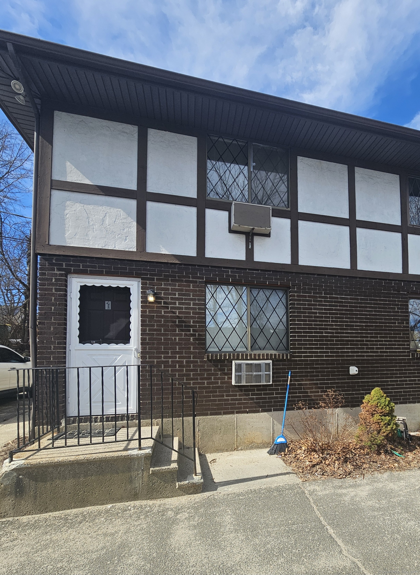 Vail Street 1, Waterbury, Connecticut - 2 Bedrooms  
2 Bathrooms  
4 Rooms - 