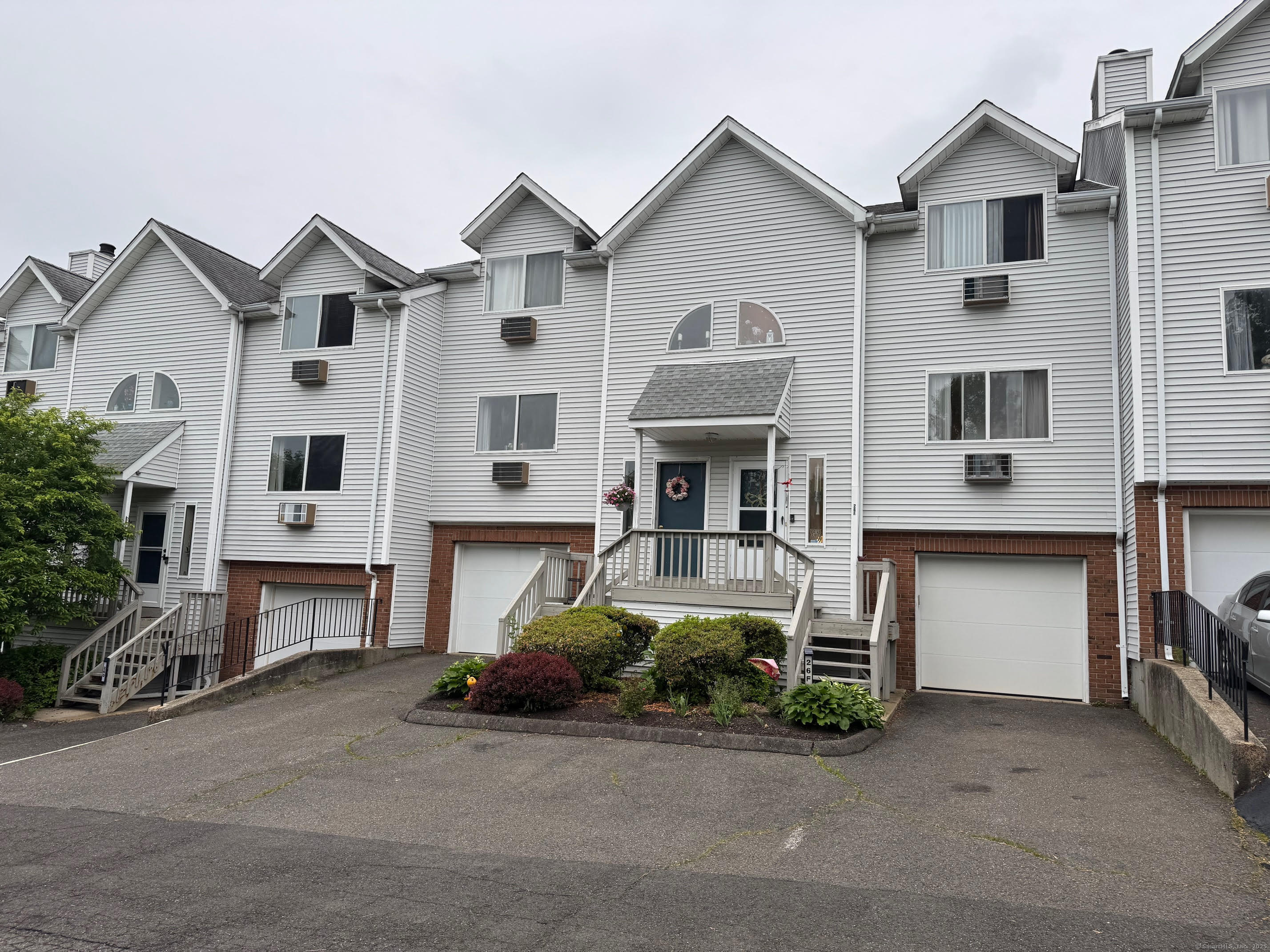 Property for Sale at Oronoke Road 26F, Waterbury, Connecticut - Bedrooms: 2 
Bathrooms: 2 
Rooms: 5  - $235,000