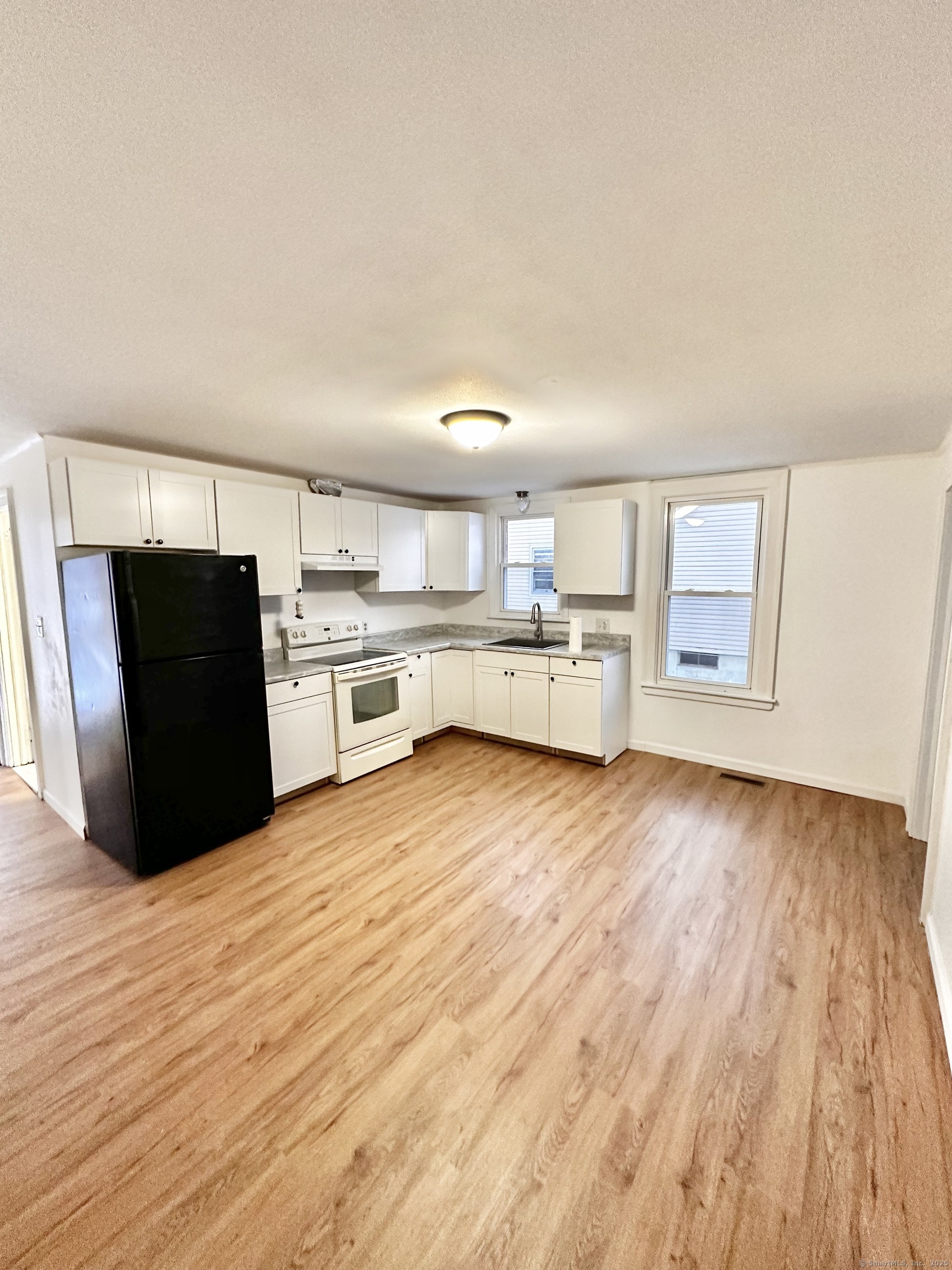 Mitchell Street 1, New Britain, Connecticut - 2 Bedrooms  
1 Bathrooms  
5 Rooms - 