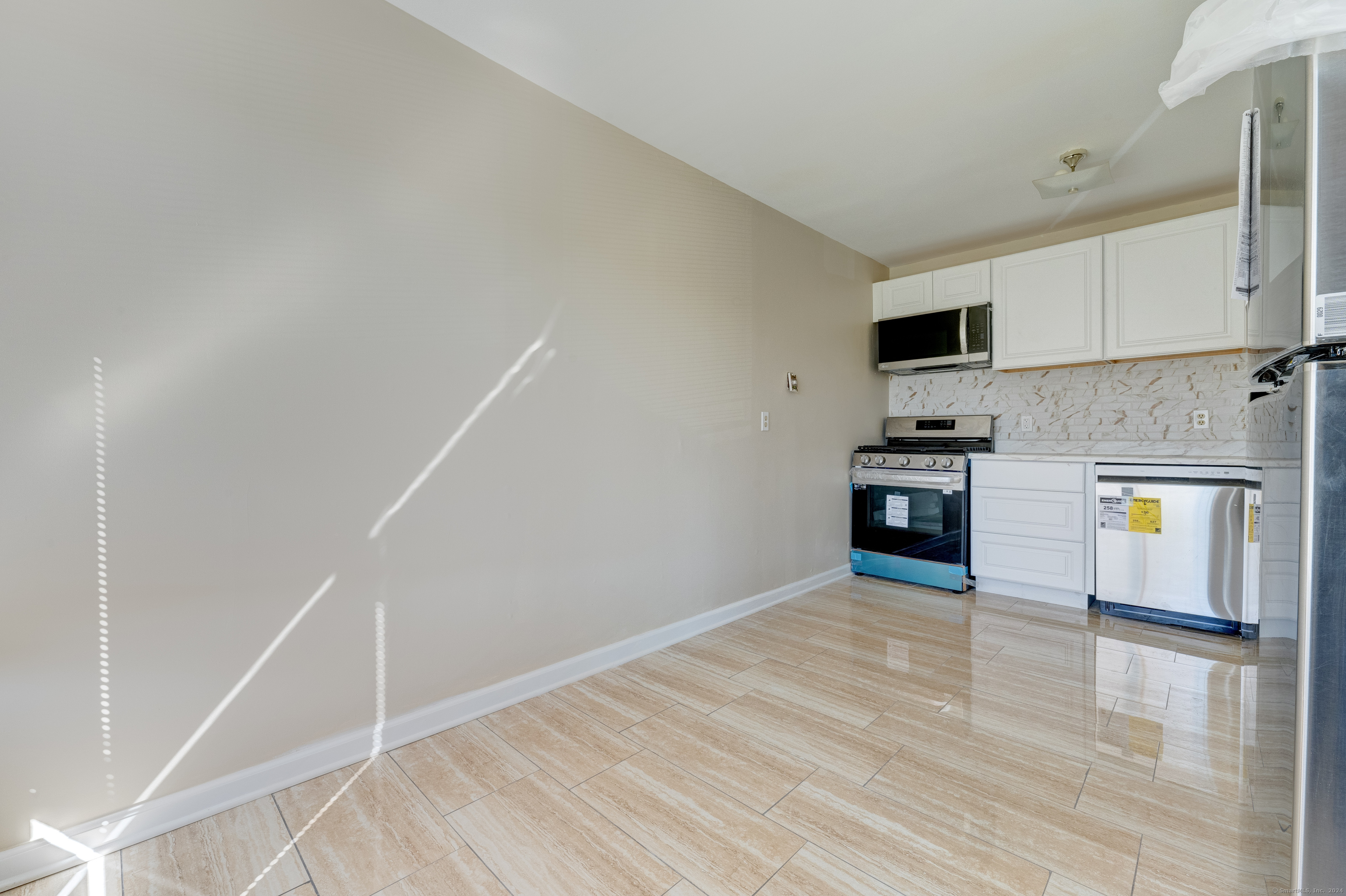 East Haven, Connecticut 06513, United States, 2 Bedrooms Bedrooms, ,2 BathroomsBathrooms,Residential,Pending,57871