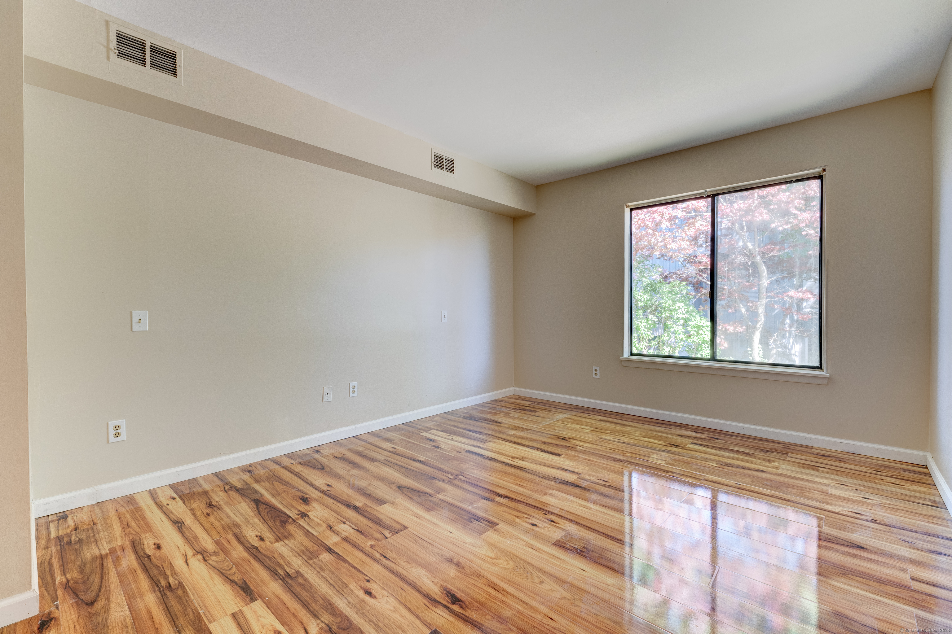 East Haven, Connecticut 06513, United States, 2 Bedrooms Bedrooms, ,2 BathroomsBathrooms,Residential,Pending,57871