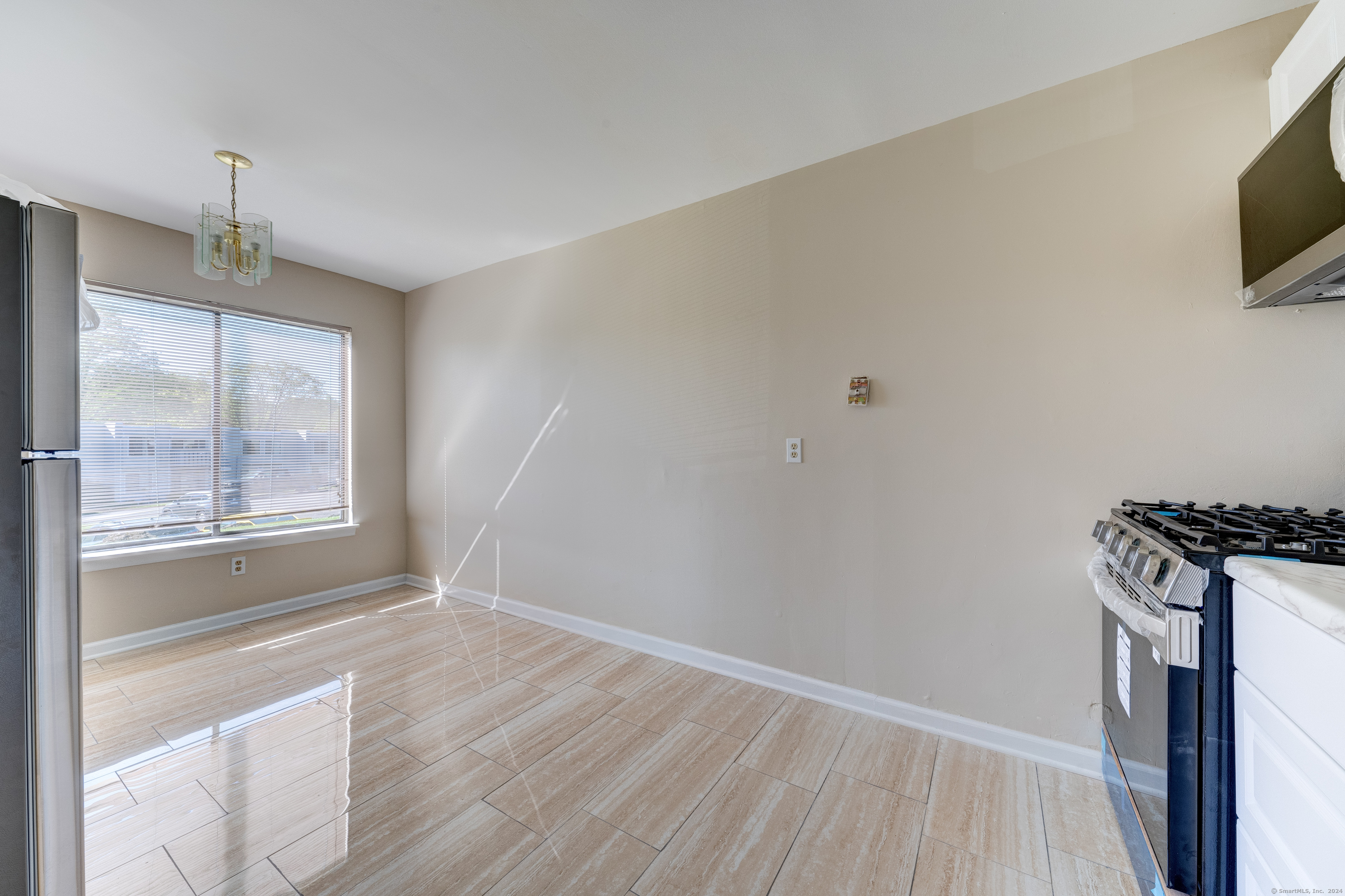 East Haven, Connecticut 06513, United States, 2 Bedrooms Bedrooms, ,2 BathroomsBathrooms,Residential,Pending,57871