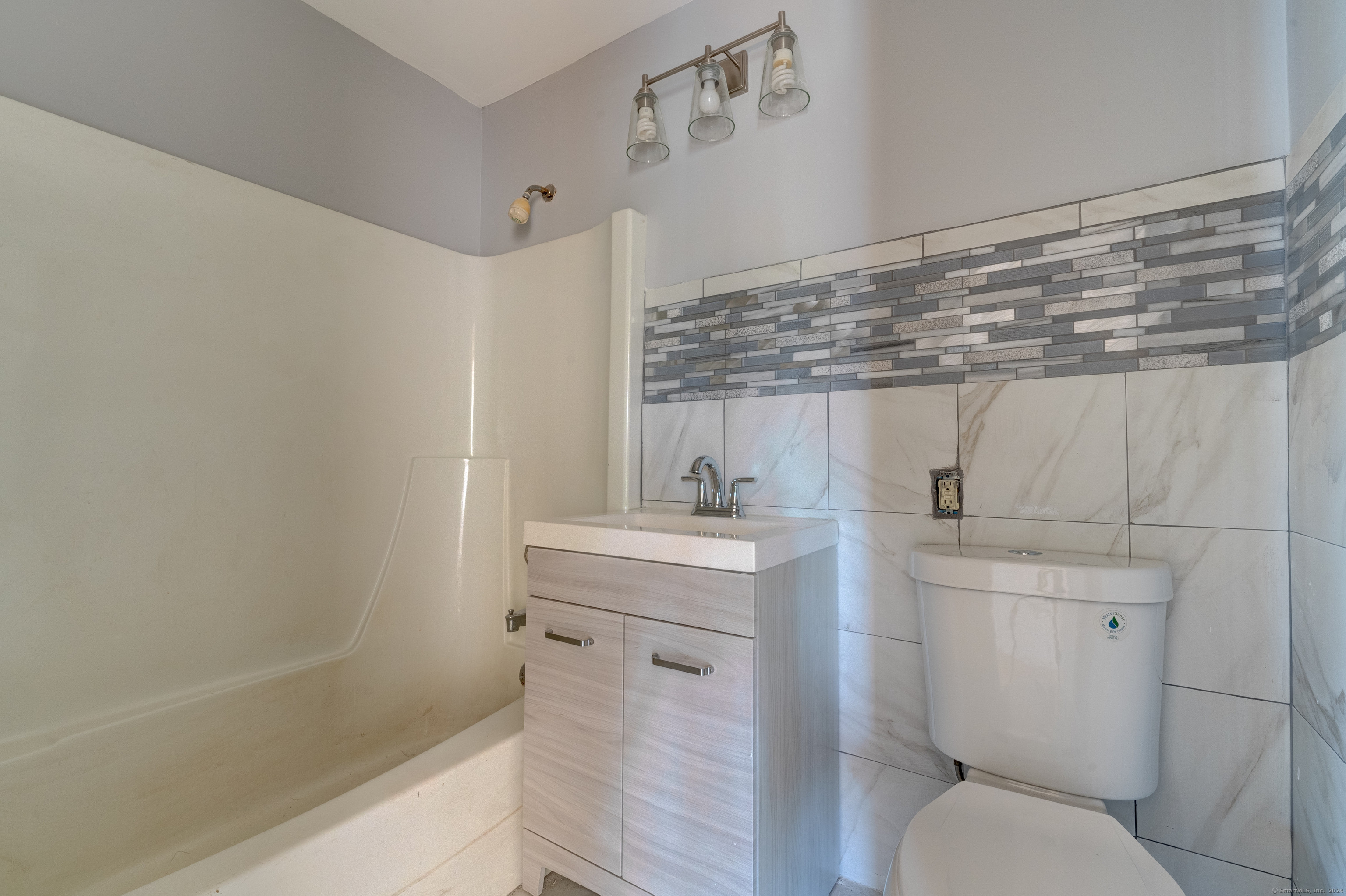 East Haven, Connecticut 06513, United States, 2 Bedrooms Bedrooms, ,2 BathroomsBathrooms,Residential,Pending,57871