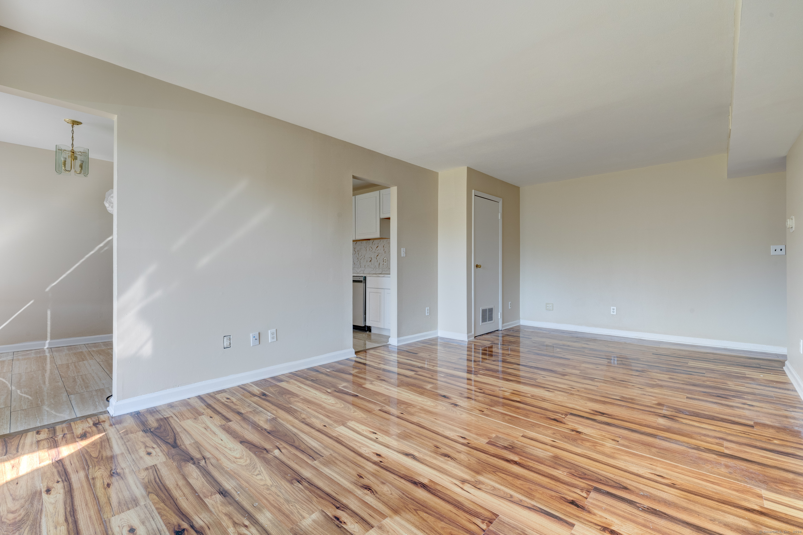 East Haven, Connecticut 06513, United States, 2 Bedrooms Bedrooms, ,2 BathroomsBathrooms,Residential,Pending,57871