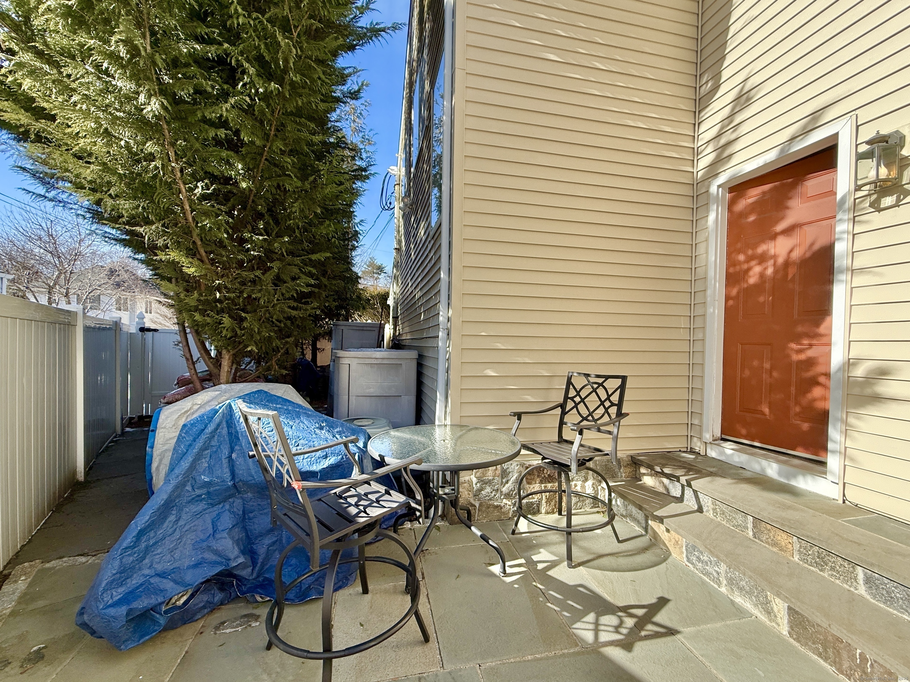 Stamford, Connecticut 06905, United States, 2 Bedrooms Bedrooms, ,2 BathroomsBathrooms,Residential,Pending,78249