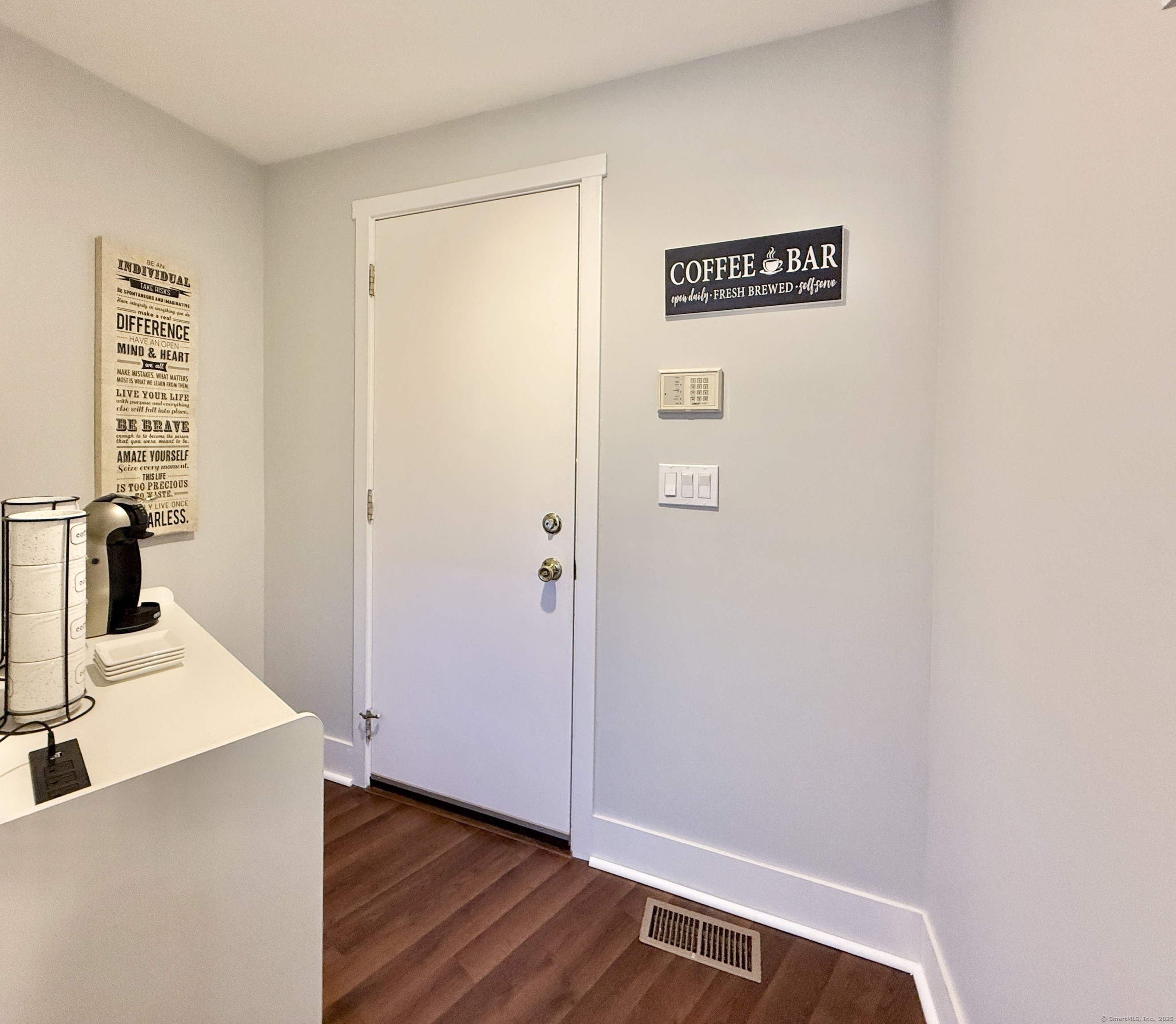 Stamford, Connecticut 06905, United States, 2 Bedrooms Bedrooms, ,2 BathroomsBathrooms,Residential,Pending,78249