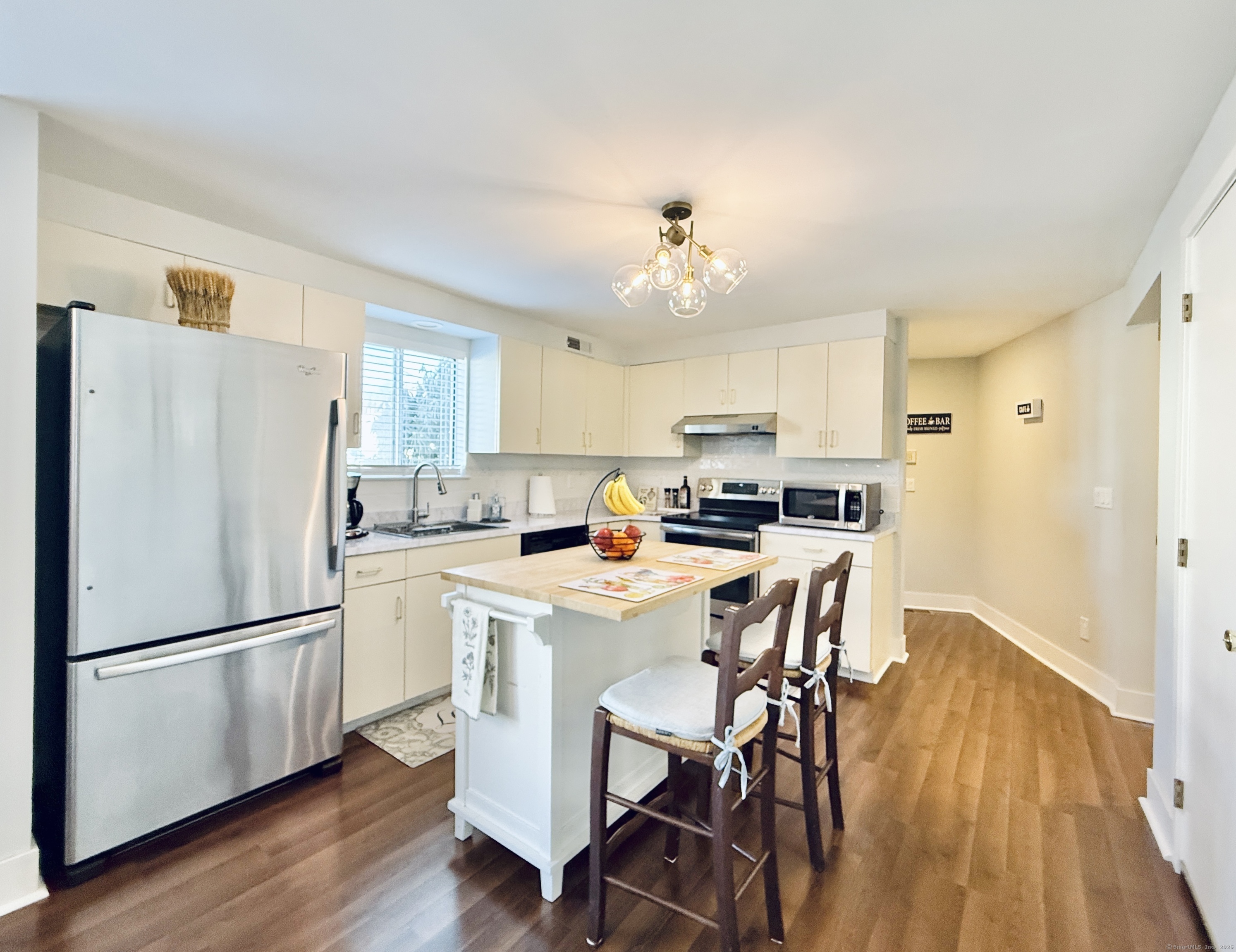 Stamford, Connecticut 06905, United States, 2 Bedrooms Bedrooms, ,2 BathroomsBathrooms,Residential,Pending,78249