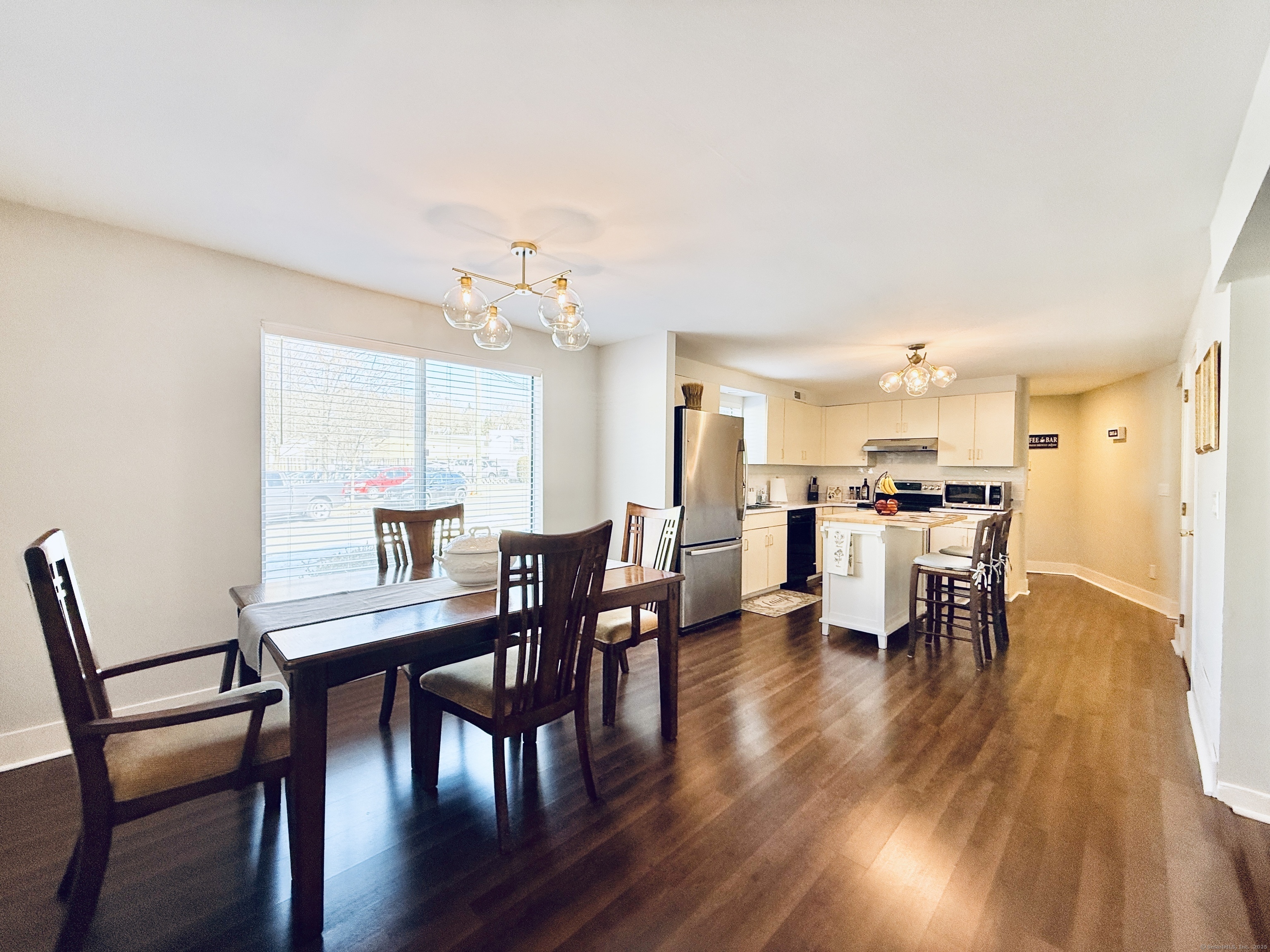 Stamford, Connecticut 06905, United States, 2 Bedrooms Bedrooms, ,2 BathroomsBathrooms,Residential,Pending,78249