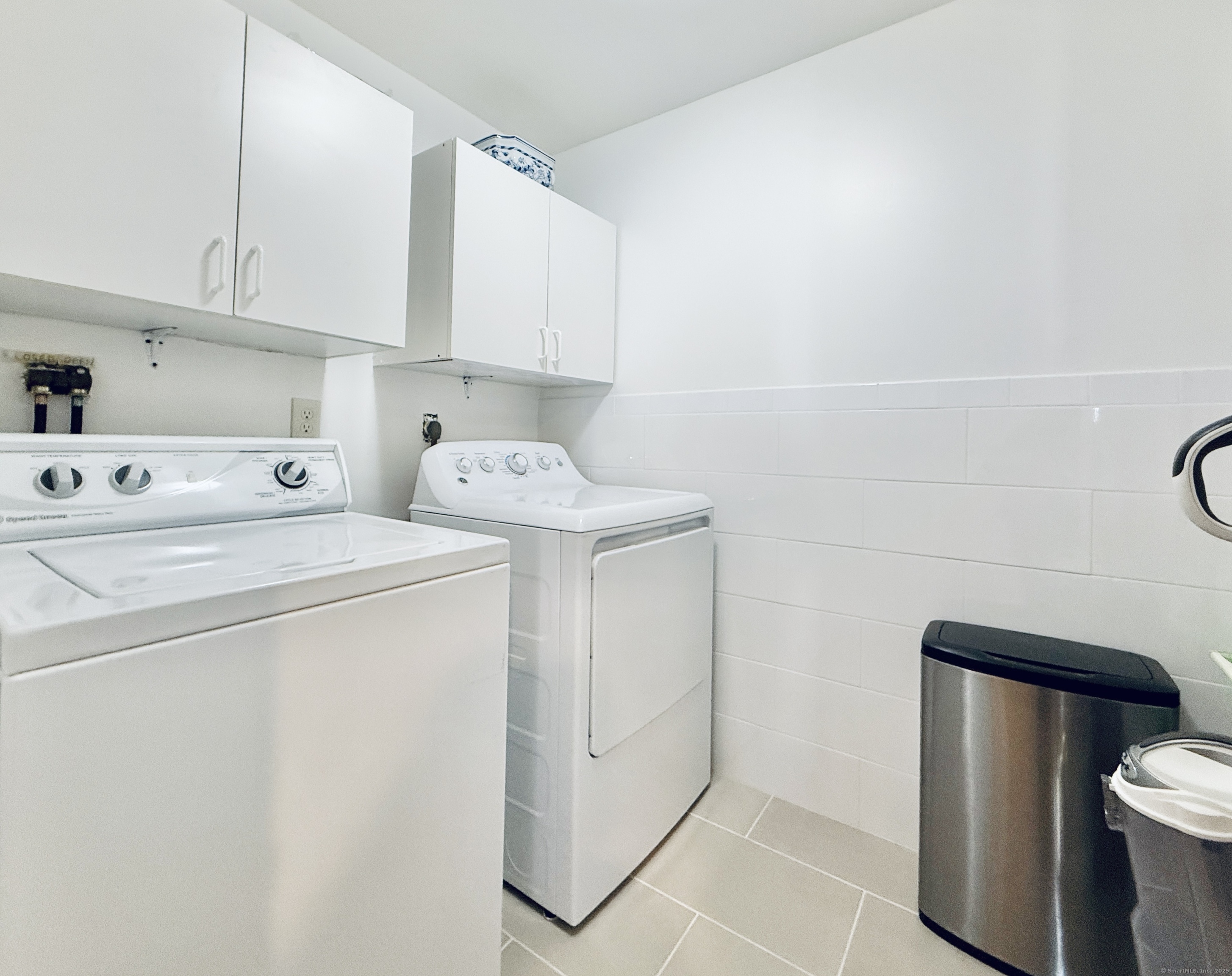 Stamford, Connecticut 06905, United States, 2 Bedrooms Bedrooms, ,2 BathroomsBathrooms,Residential,Pending,78249