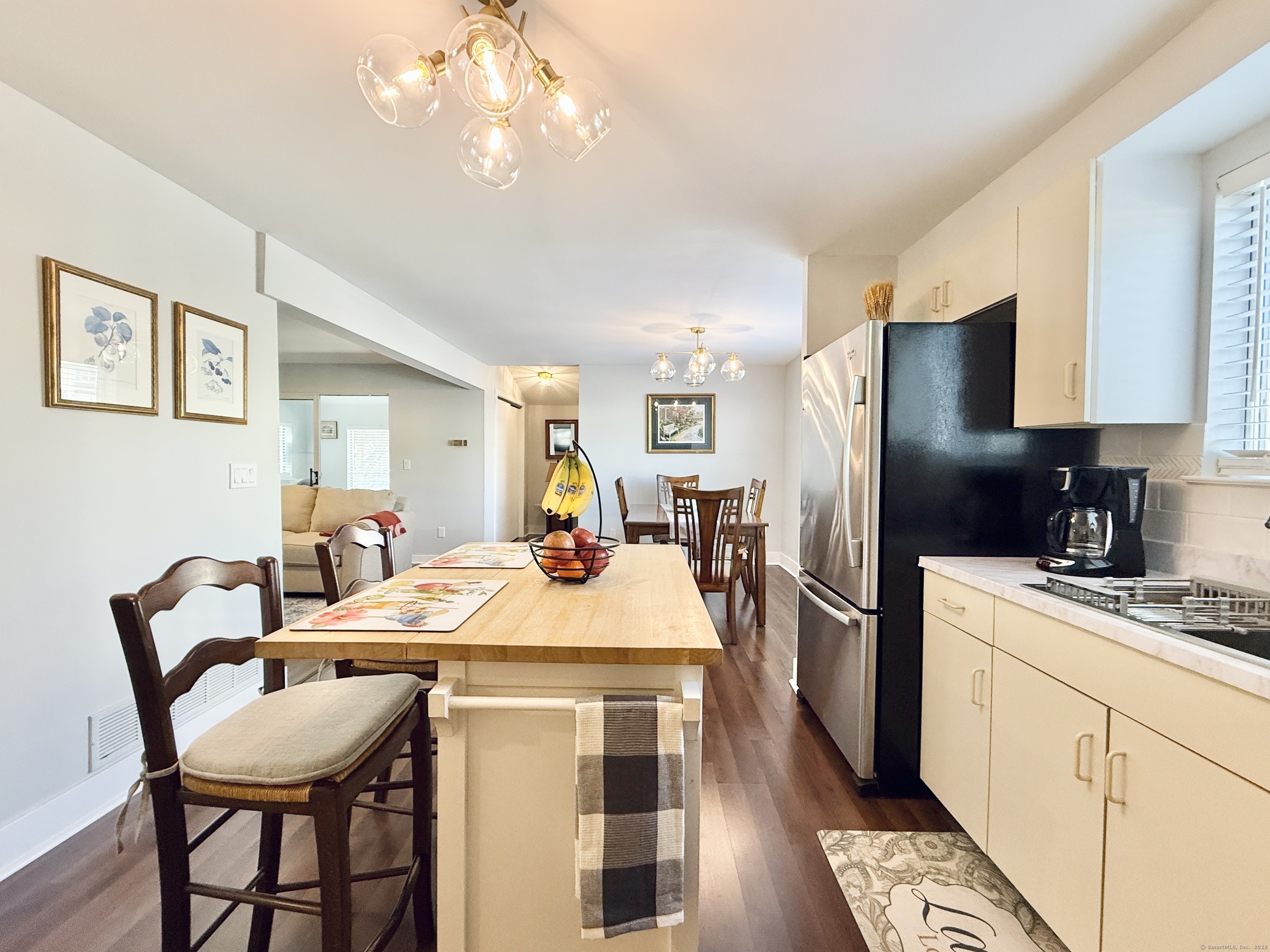 Stamford, Connecticut 06905, United States, 2 Bedrooms Bedrooms, ,2 BathroomsBathrooms,Residential,Pending,78249