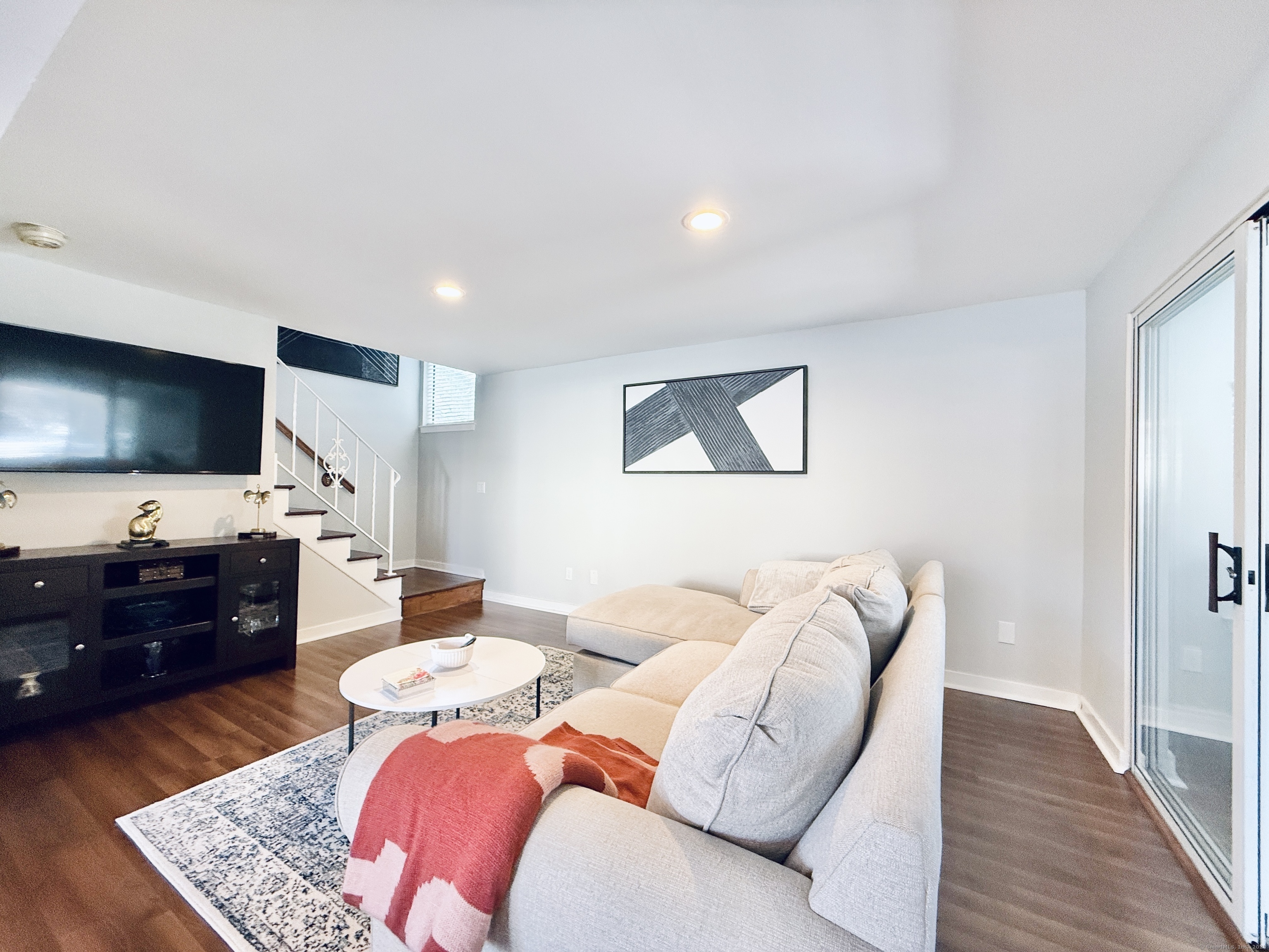 Stamford, Connecticut 06905, United States, 2 Bedrooms Bedrooms, ,2 BathroomsBathrooms,Residential,Pending,78249